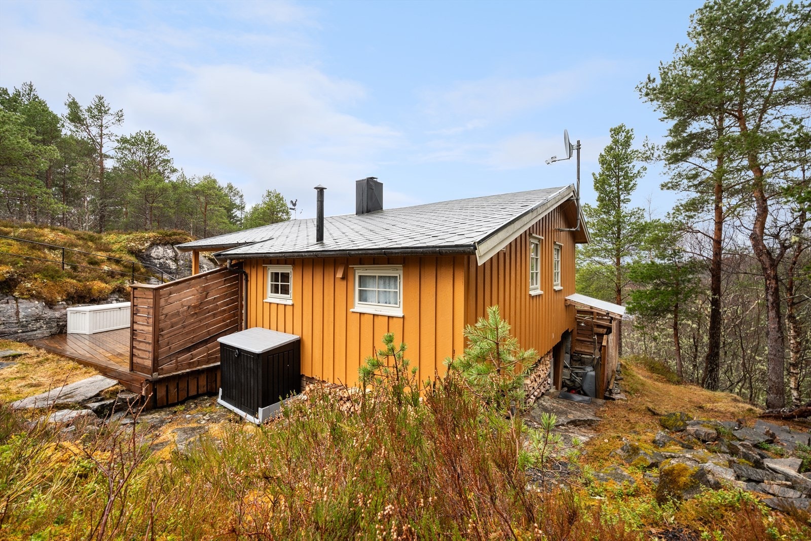Under hytta er det etablert lagringsplass for hagemøbler og annet utstyr. Her er det også et eget isolert rom hvor varmtvannstank er plassert. Galleribilde