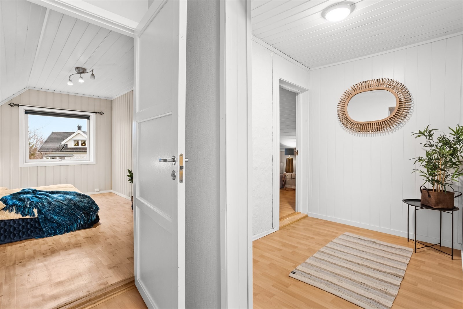 Gangen i loftsetasjen gir adkomst til boligens tre soverom. Galleribilde