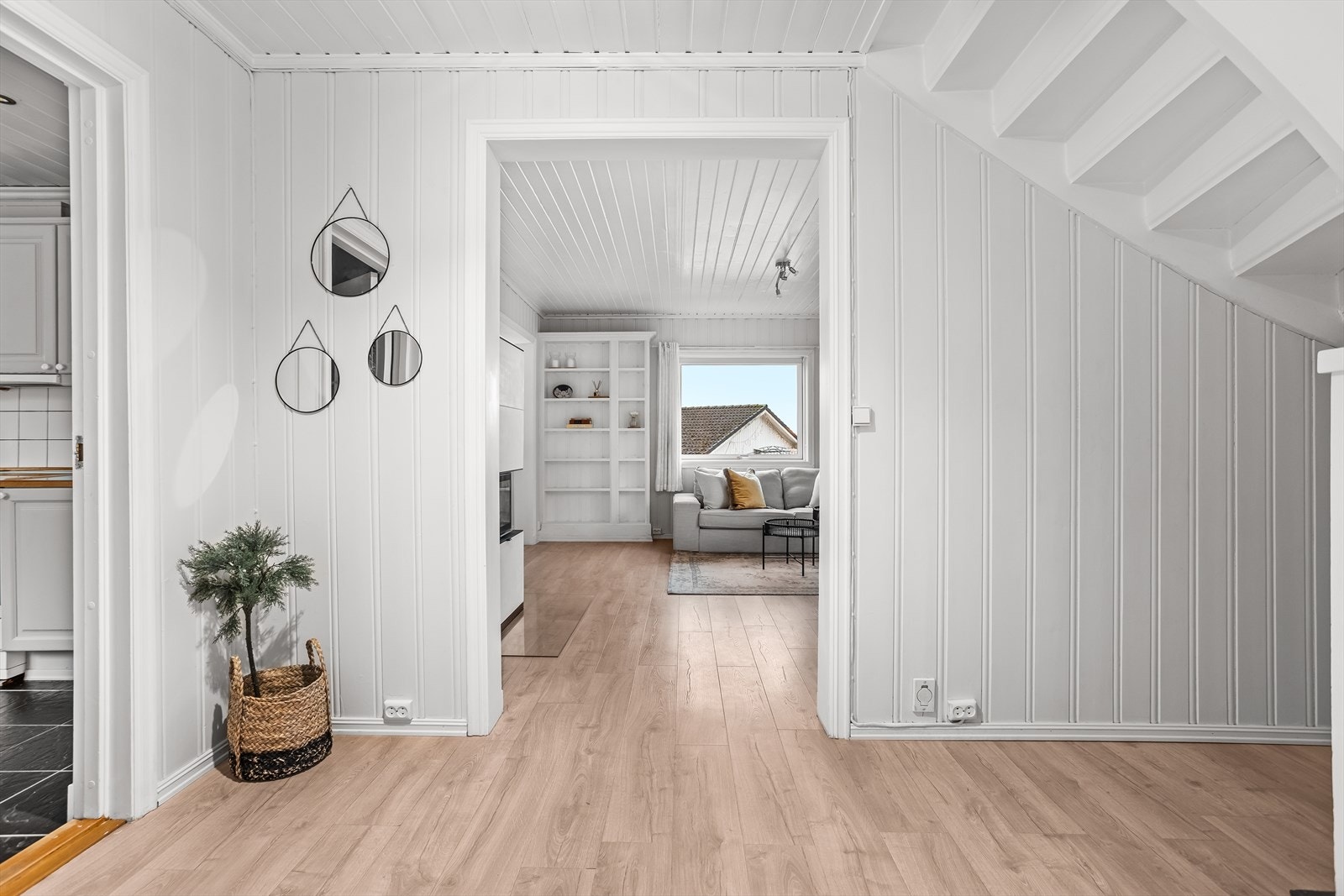 Hallen fungerer som et bindeledd mellom rommene i første etasje. Galleribilde
