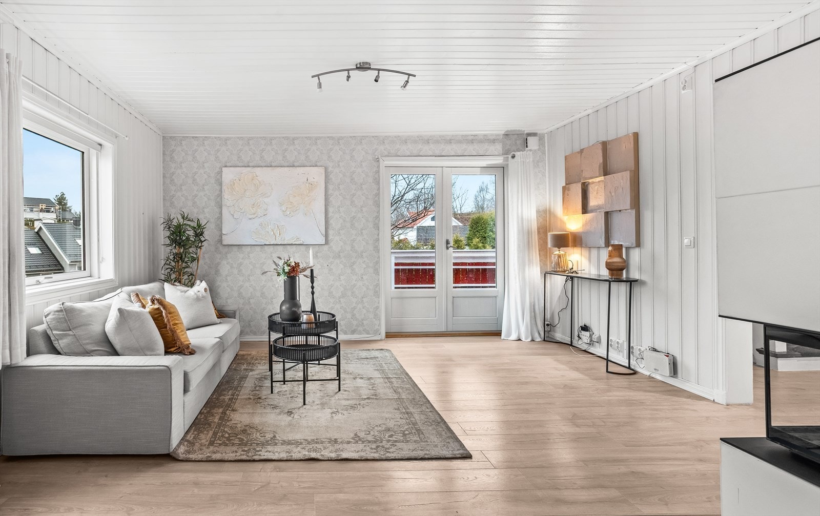 Stuen er romslig og enkel å innrede etter egne behov. Galleribilde
