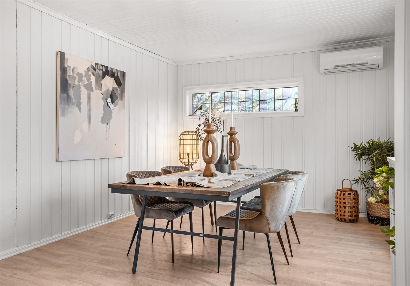 Den ene delen av stuen egner seg godt som spisestue, med plass til langbord. Galleribilde