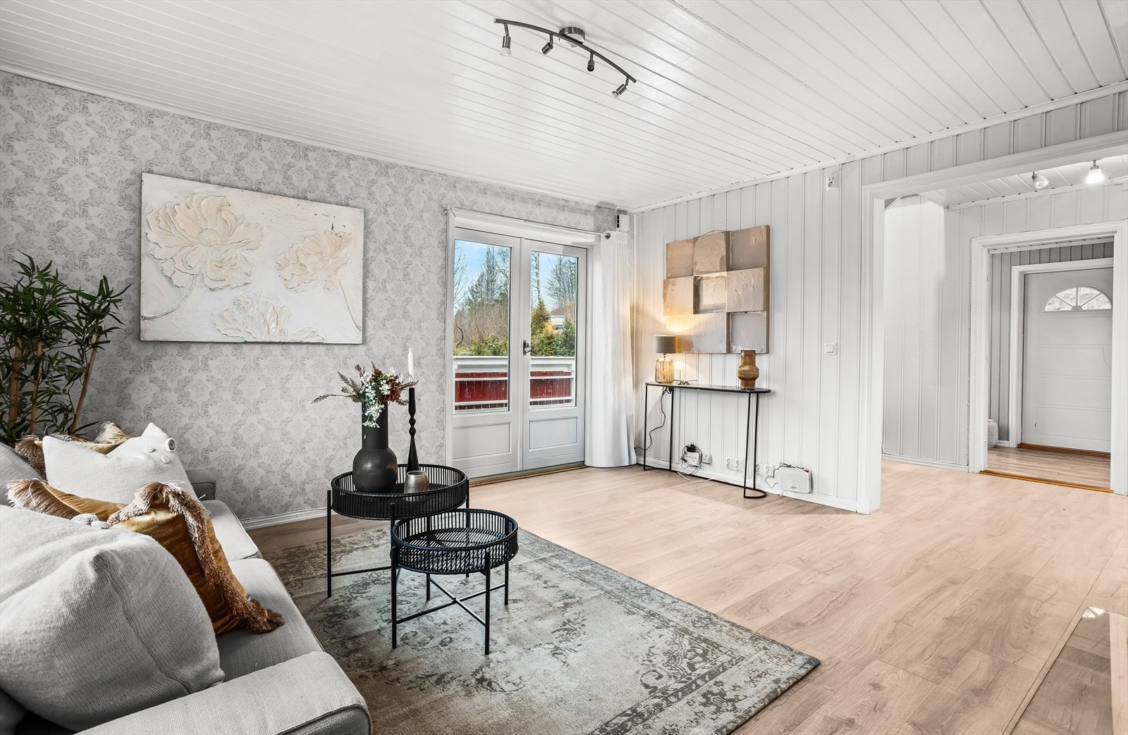 Fra stuen er det direkte utgang til en stor, sør-vestvendt terrasse. Galleribilde