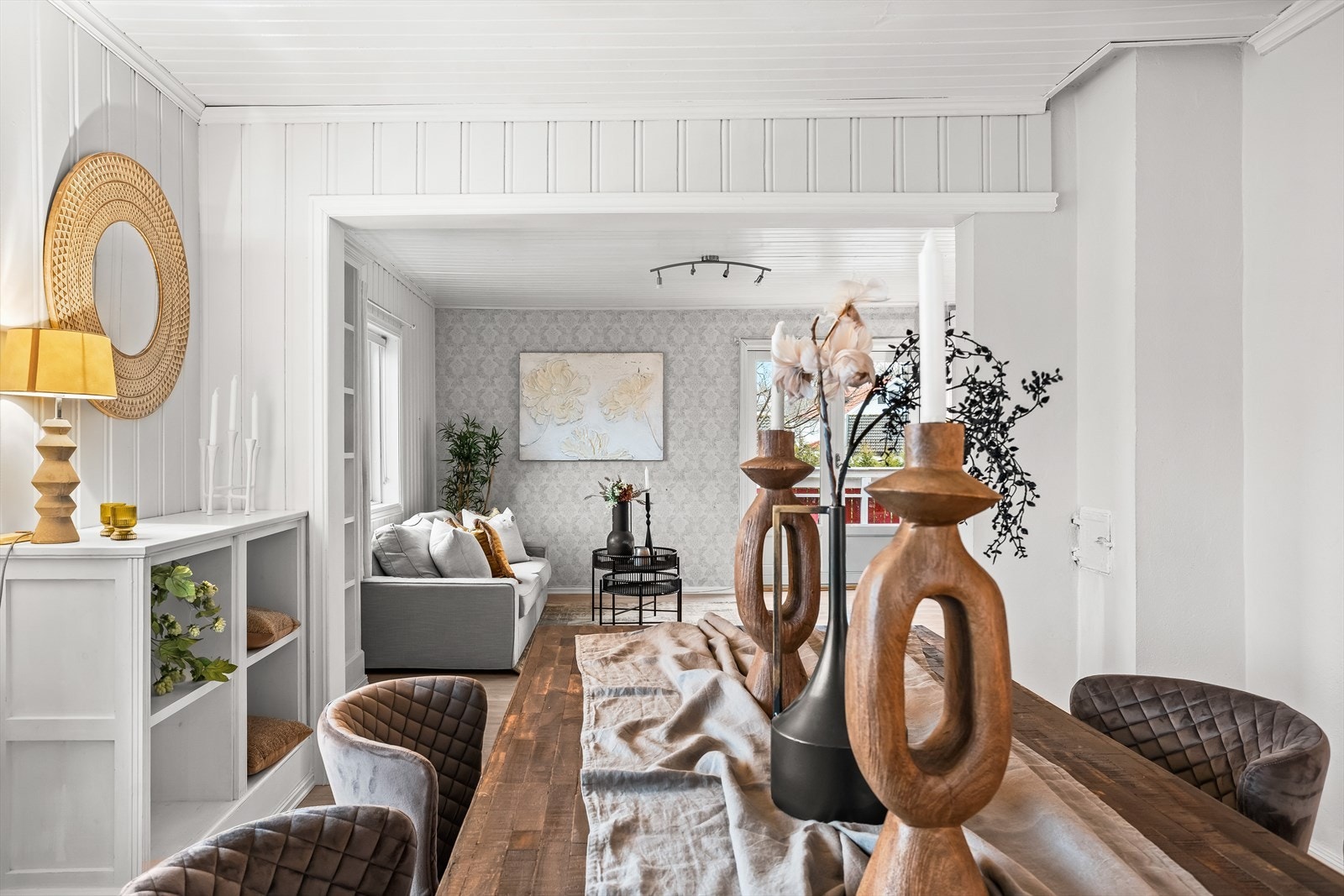 Rommet har flere møbleringssoner for både sofagruppe og spisebord. Galleribilde