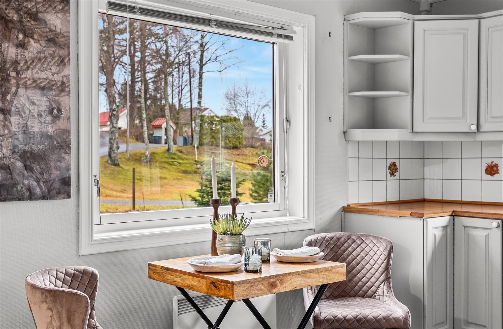 Ved vinduet er det plass til en hyggelig spiseplass for hverdagsmåltidene. Galleribilde