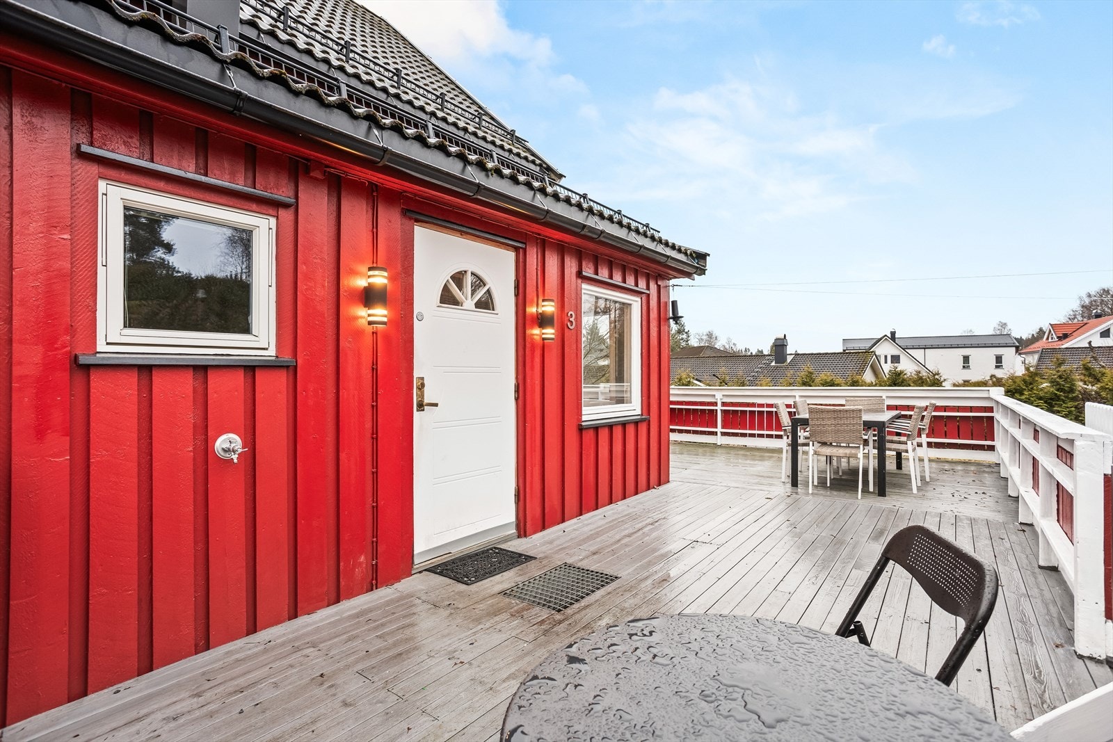 Uteplassen utvider stuen på varme dager og har rikelig med plass til sittegrupper. Galleribilde