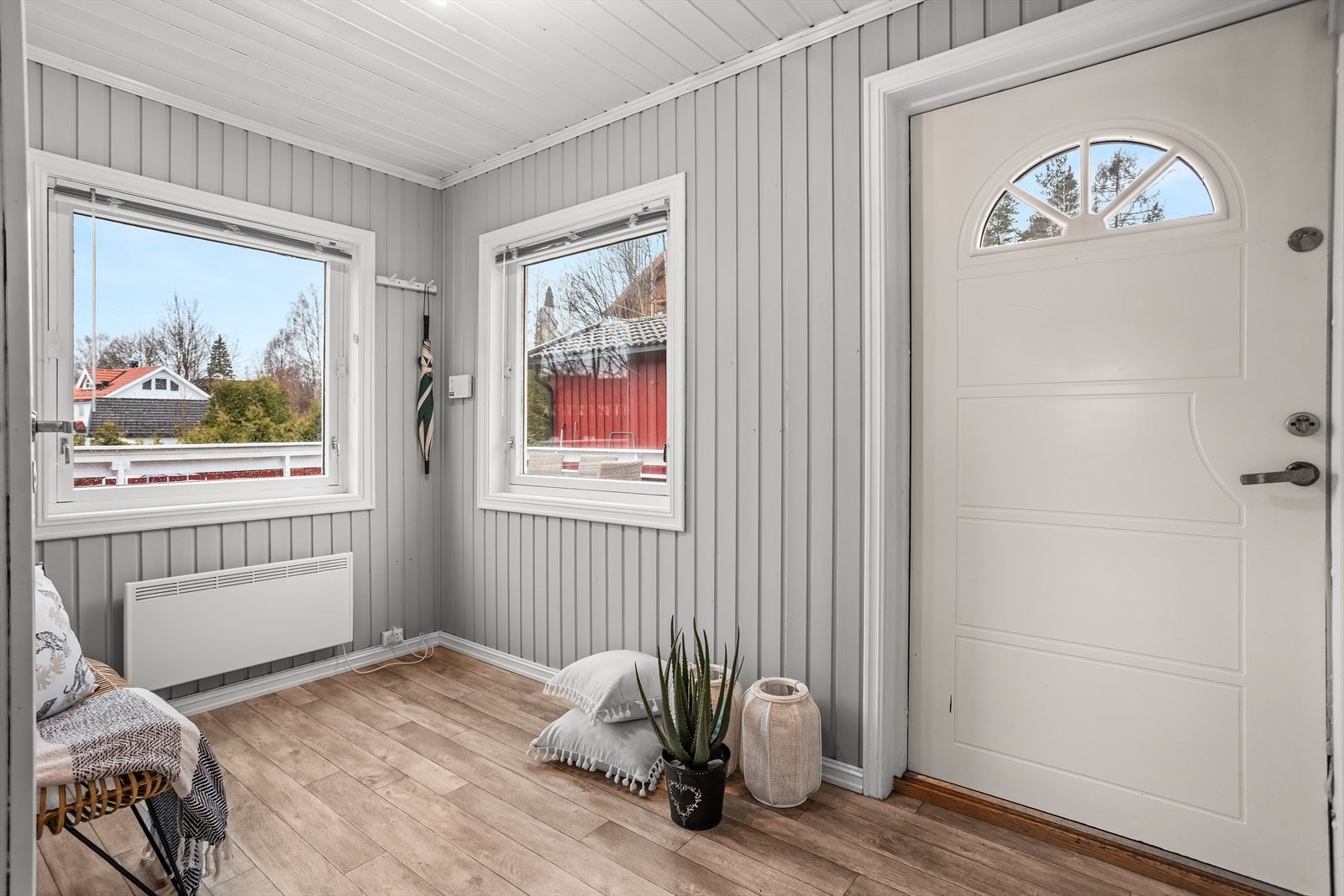 En lys entré med plass til å henge fra seg yttertøy ønsker velkommen inn. Galleribilde