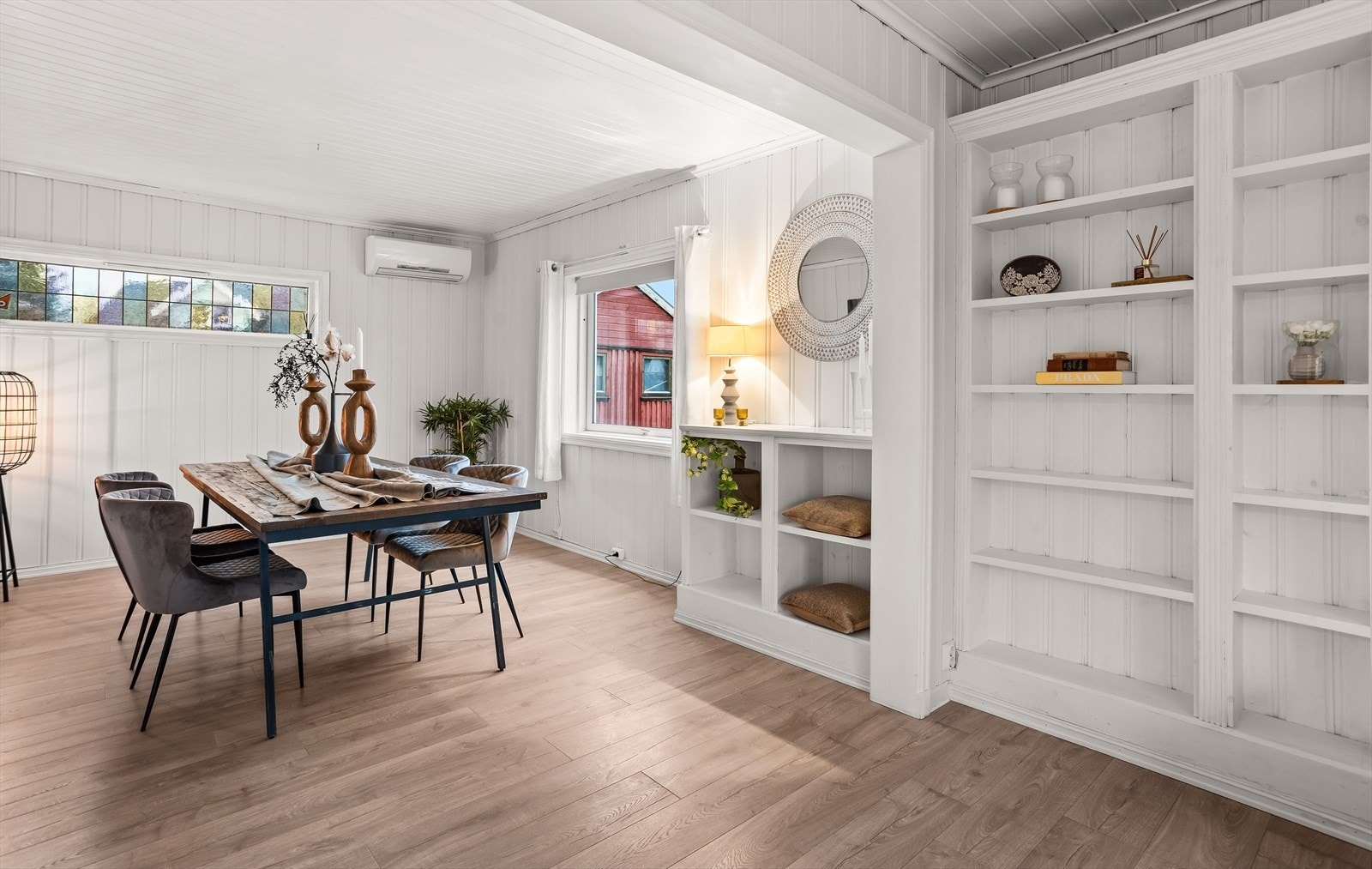 Plassbygde hyller gir praktisk og dekorativ oppbevaringsplass. Galleribilde