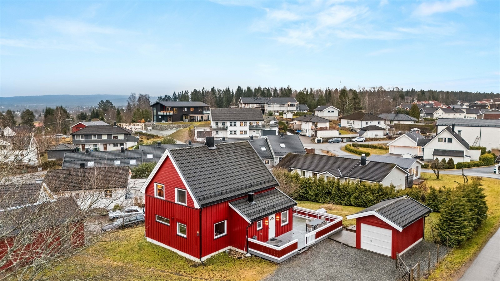Enebolig fra 1920, beliggende i et rolig og etablert boligområde på Råholt. Galleribilde