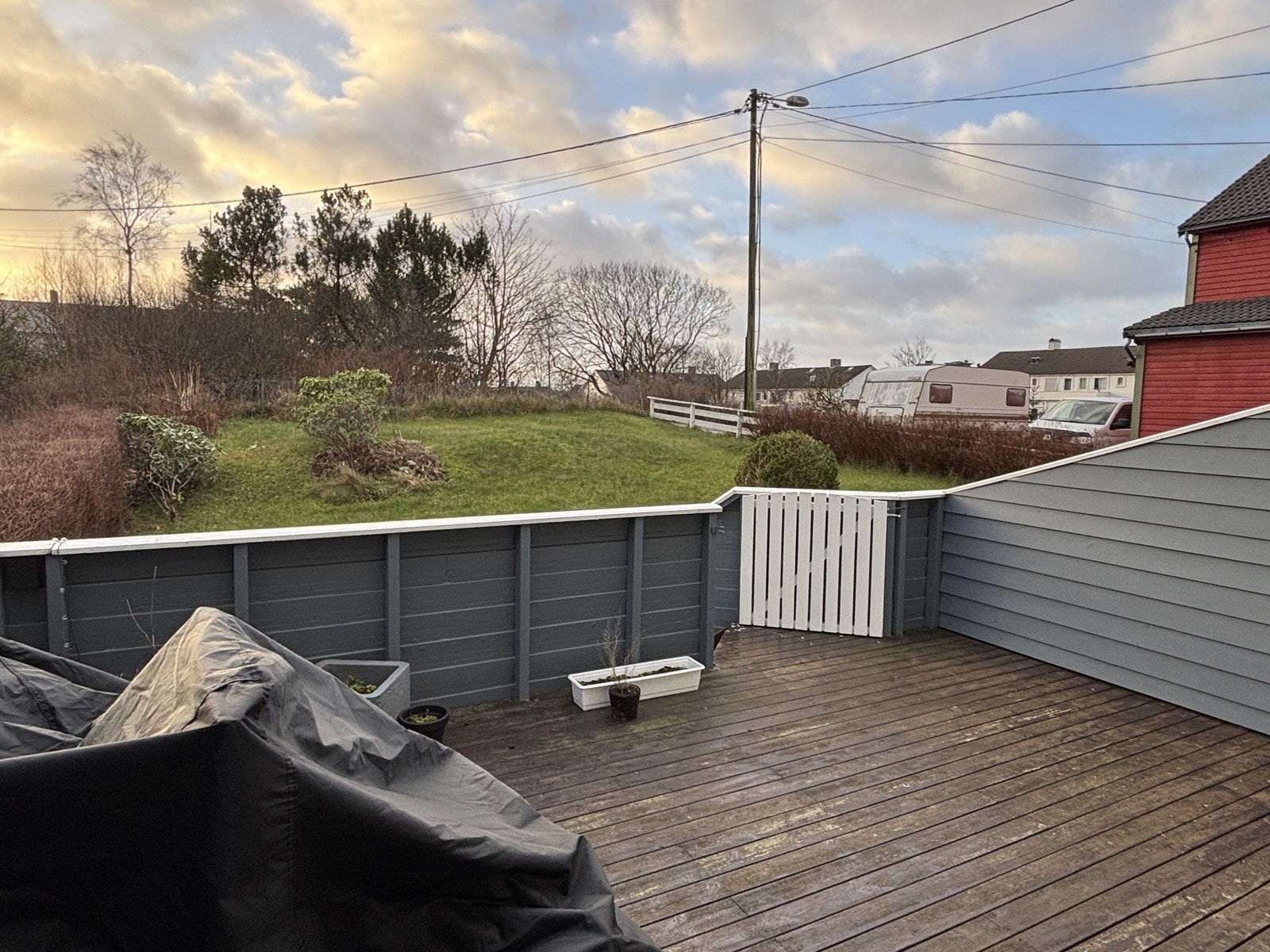 Like utenfor boligens stue medfølger en koselig terrasse, med delt hage. Galleribilde