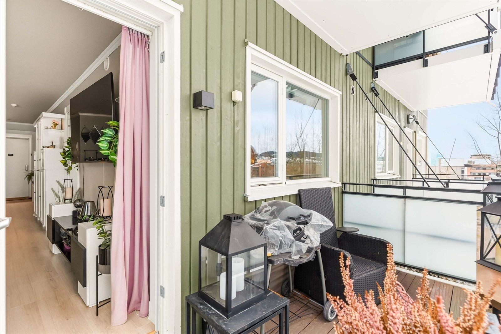 Usjenert balkong på 6 m² med fri sikt mot grøntområde. Galleribilde
