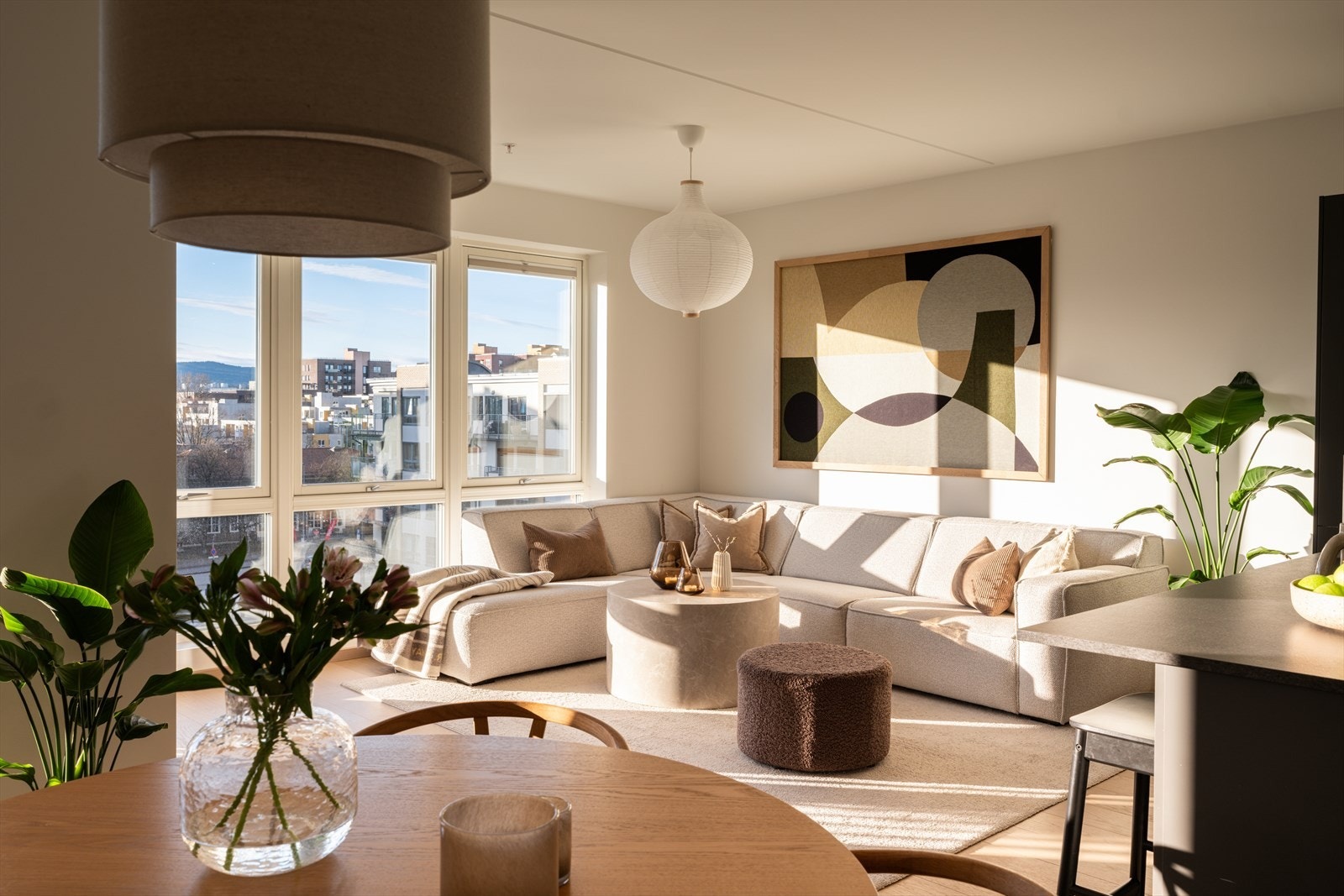 Her får du 1-stavs parkett og lyse, slette vegger. Galleribilde