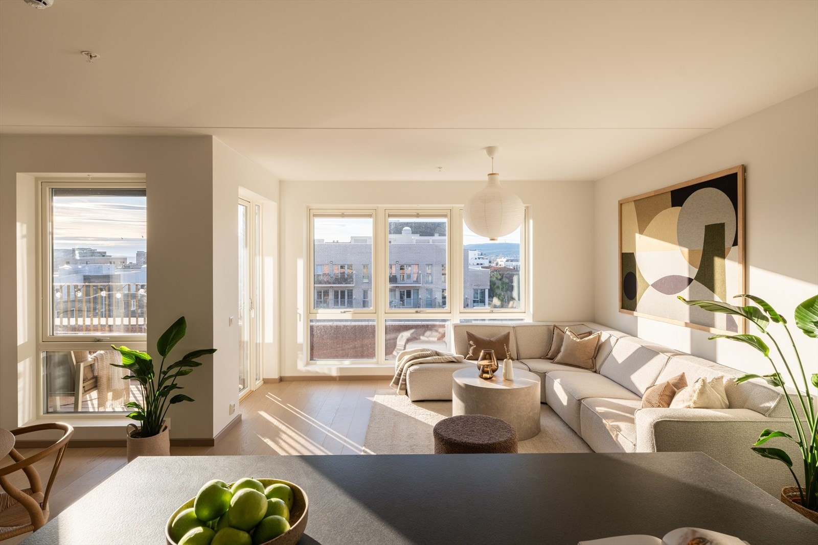 Stuen er av god størrelse med plass til sofa, sofabord og stort spisebord. Galleribilde