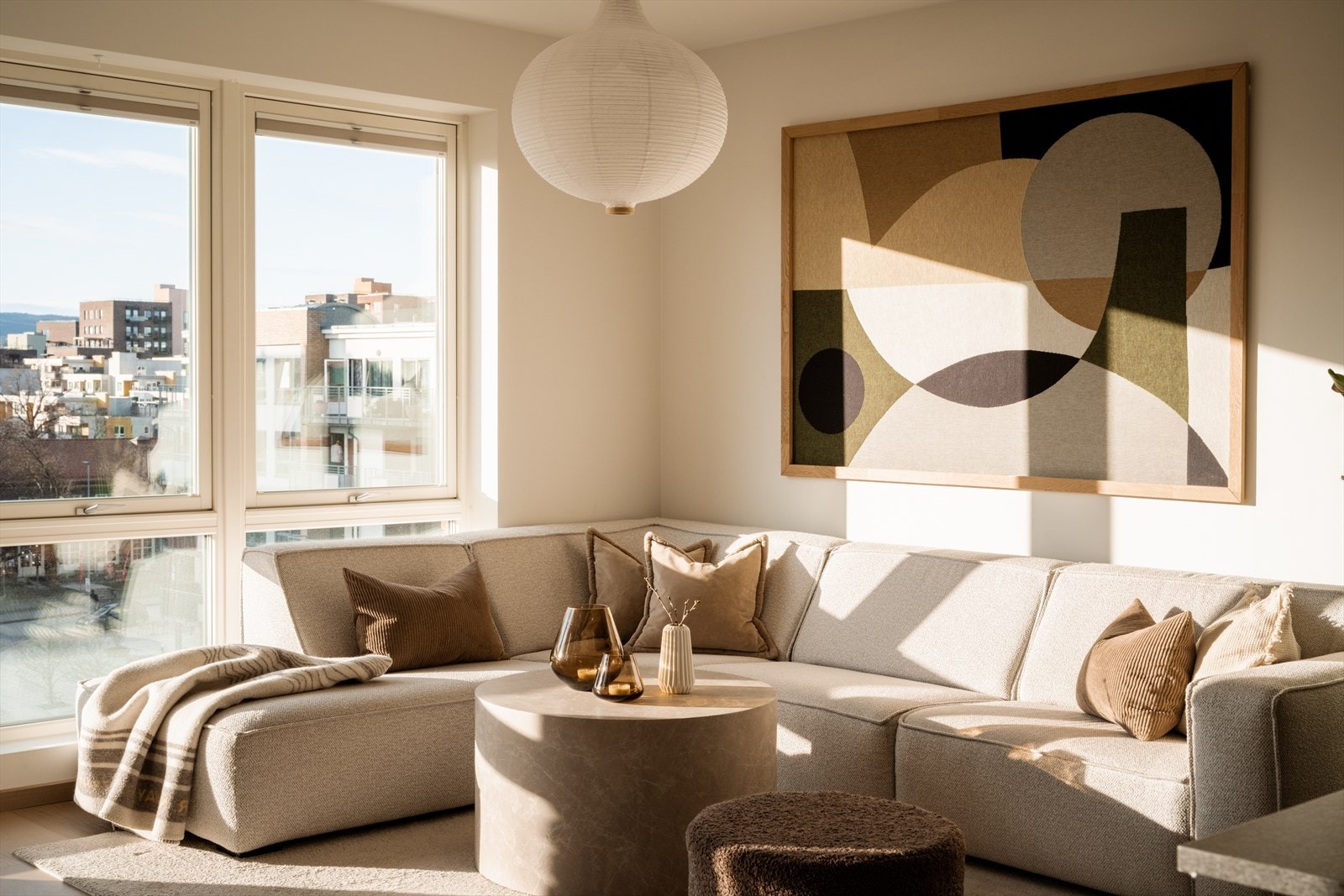 Store vindusflater gir et fantastisk lysinnslipp, og gjør samtidig rammer inn den fine utsikten. Galleribilde