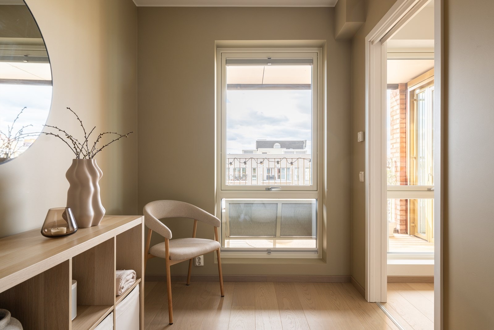 God plass til seng og skrivebordspult. Galleribilde