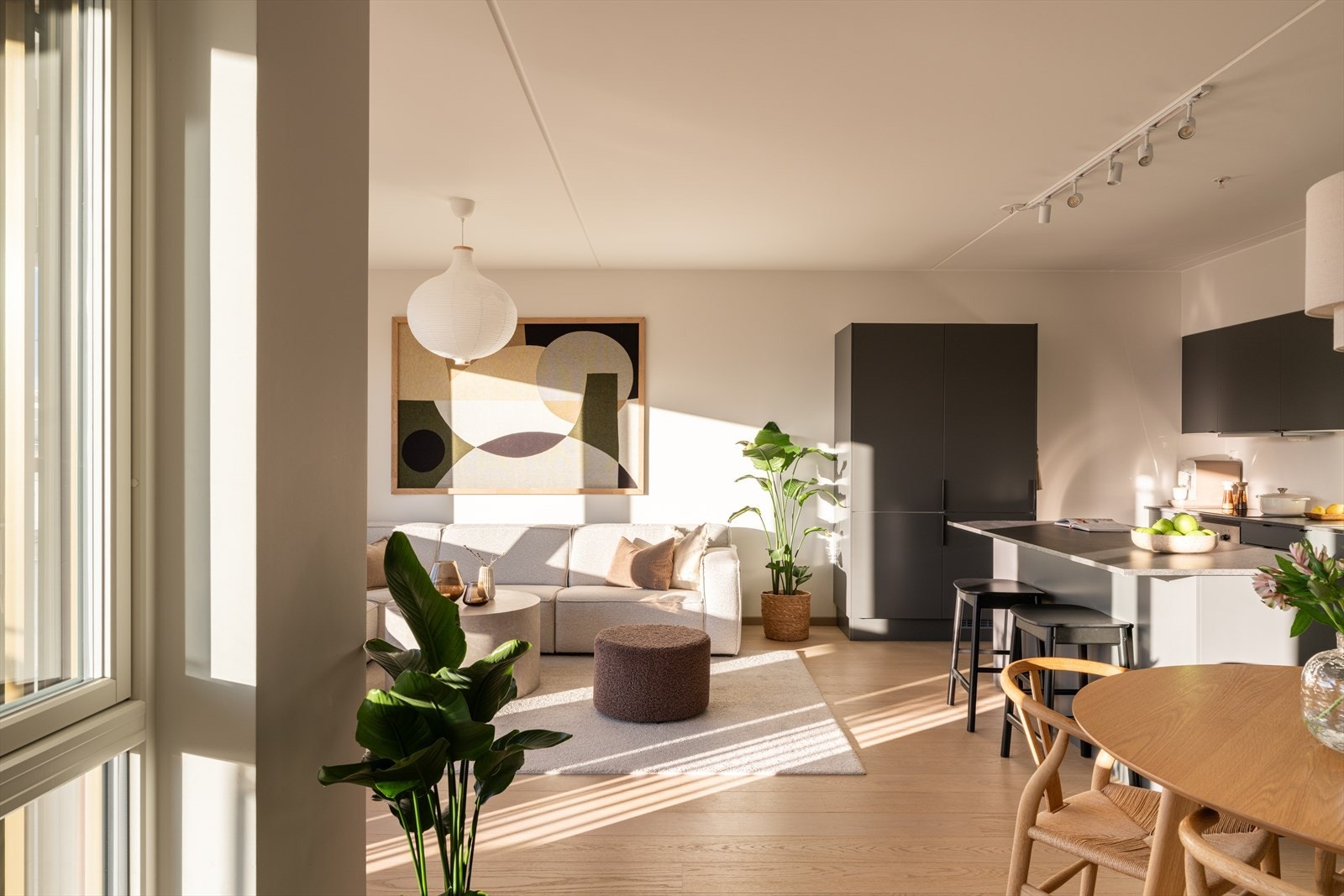 Den åpne løsningen mot kjøkkenet, kombinert med utgang til balkong, skaper en sosial og luftig atmosfære. Galleribilde