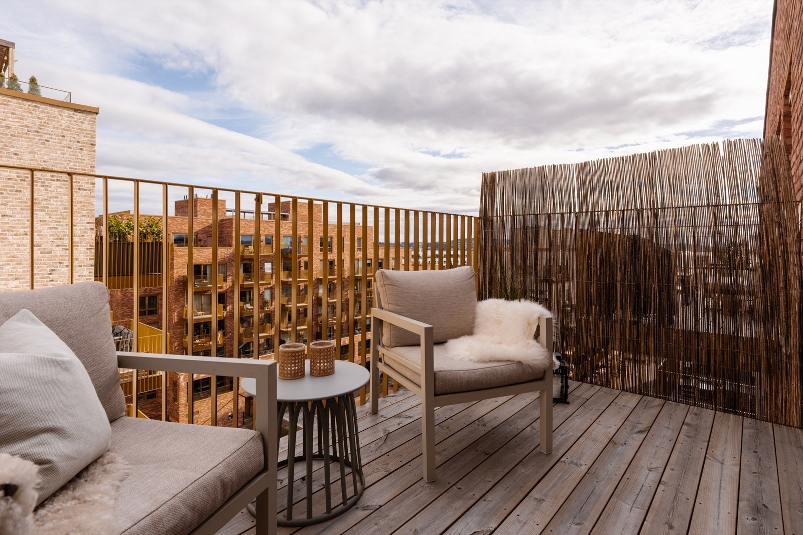 Balkongen er på ca. 8 m² og har impregnerte terrassebord på gulvet. Galleribilde