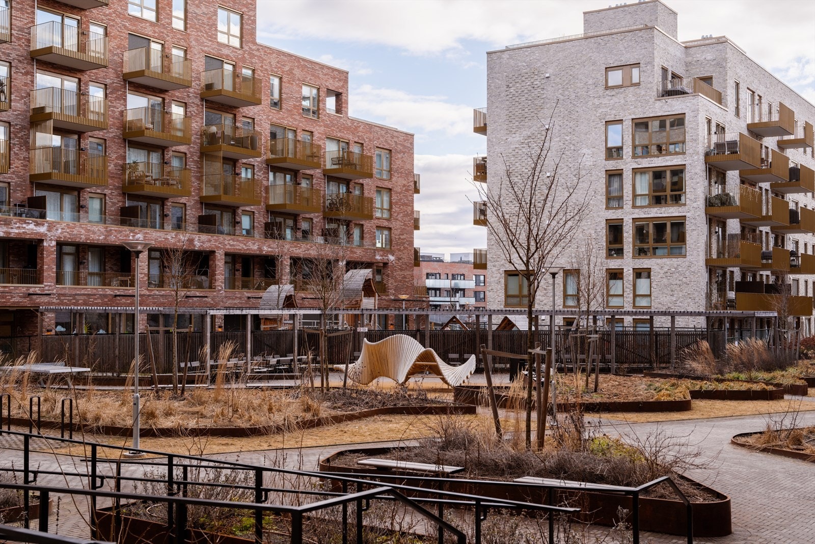 Rundt Gregers Kvartal er det også pent opparbeidet med sittegrupper og beplantning. Galleribilde