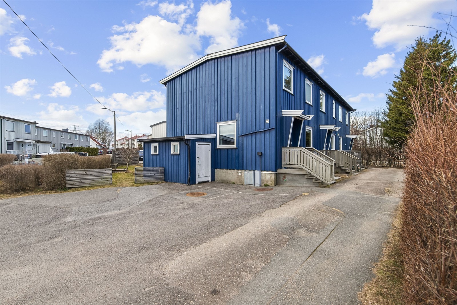 Parkeringsplassene helt til venstre på bildet Galleribilde