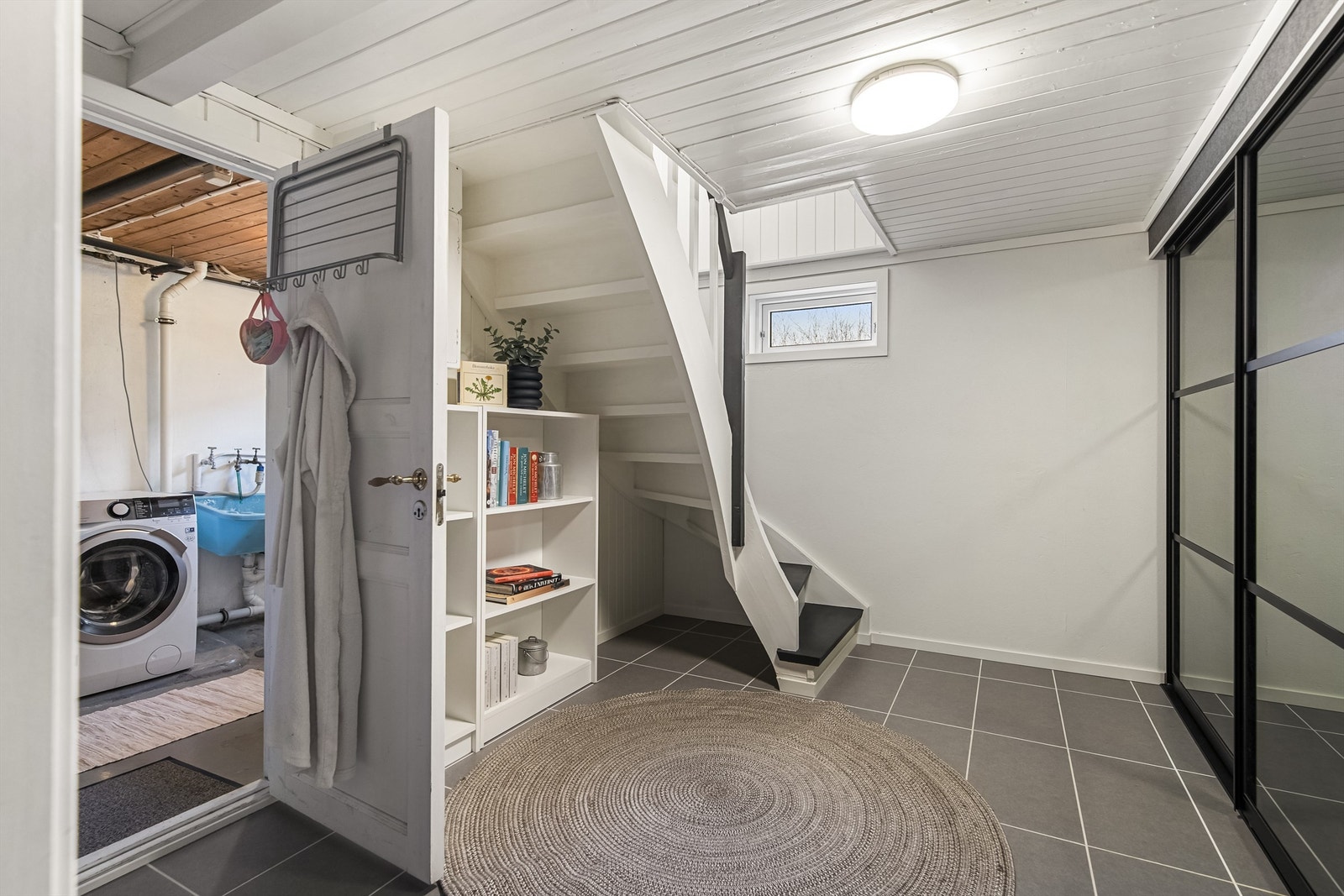 Gangen er oppgradert med nye gulv med varme og skyvedørsgarderobe Galleribilde