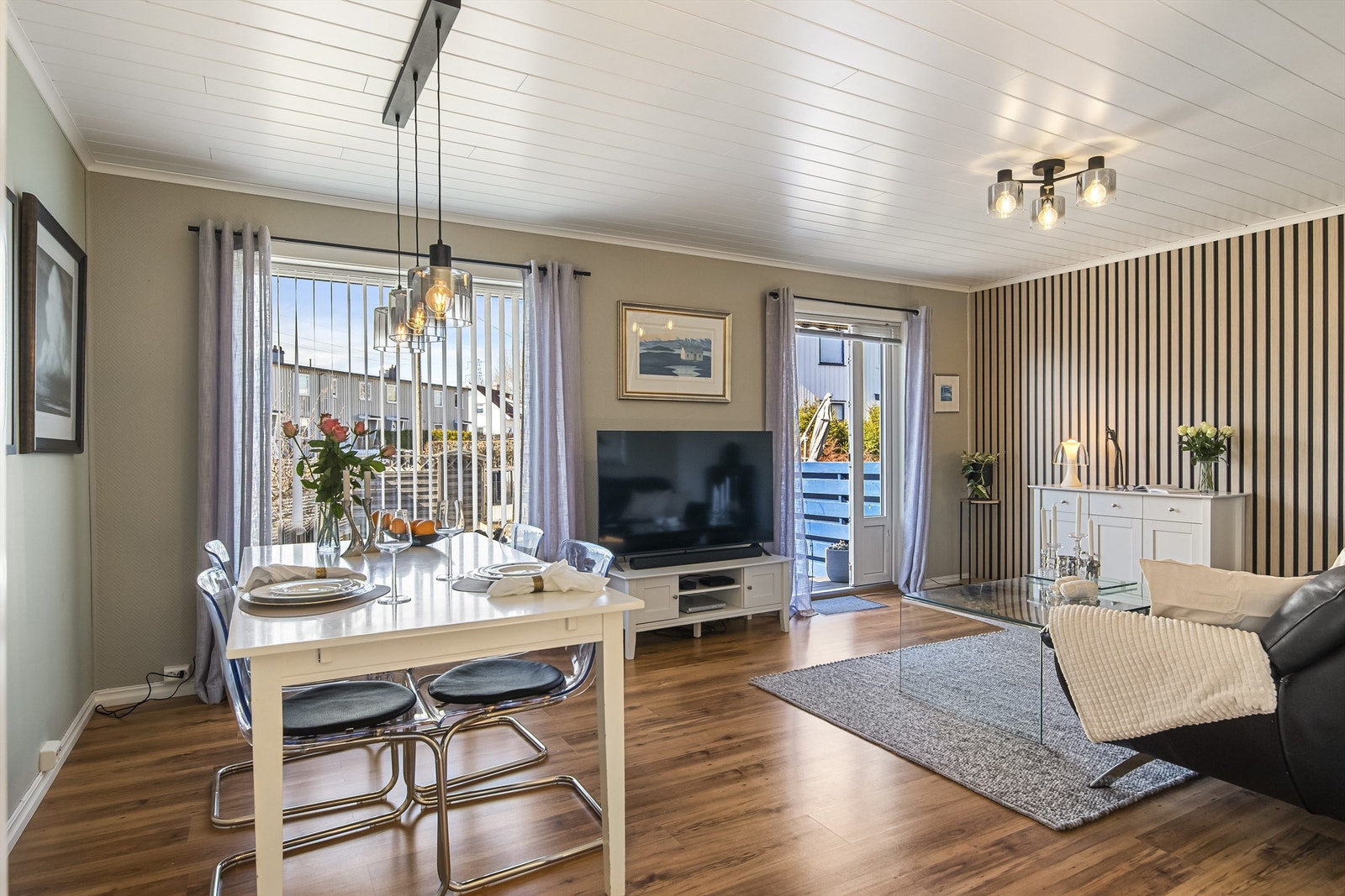 Hyggelig stue med store vinduer Galleribilde