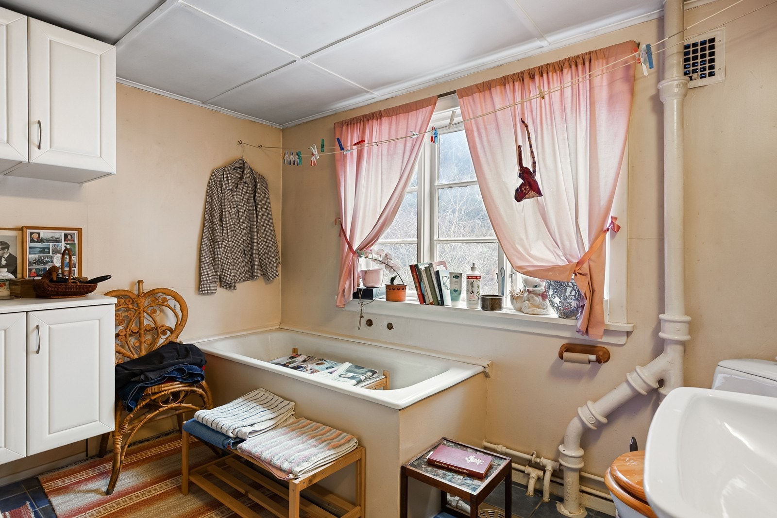 Bad i 2. etasje med badekar. Galleribilde