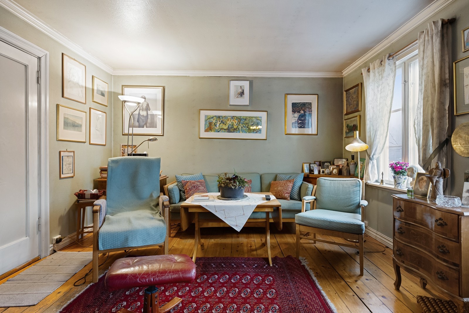 Romslig stue med masse muligheter. Galleribilde