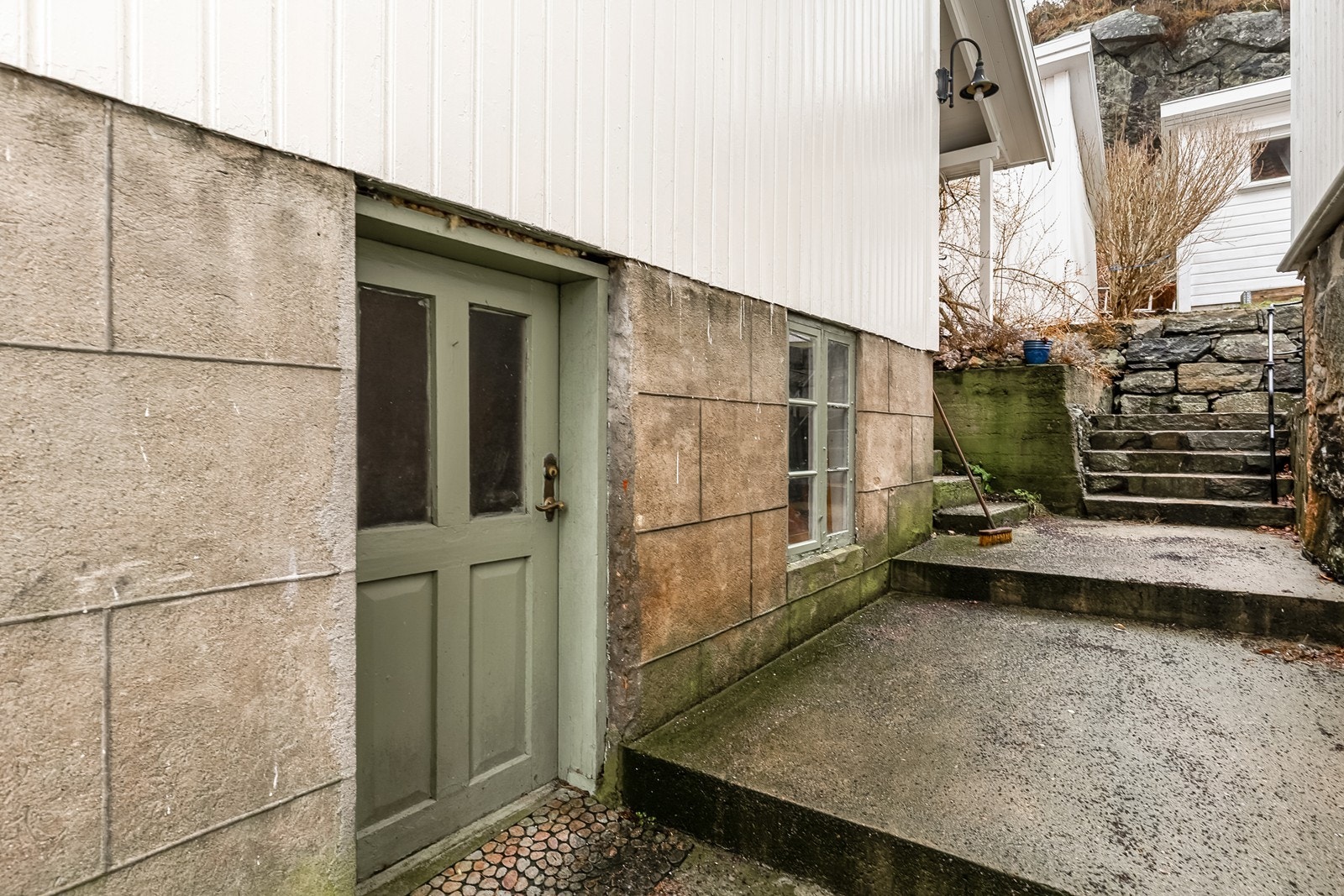 Egen inngang til kjeller. Galleribilde