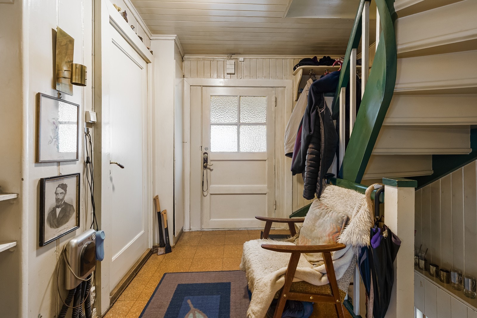 Romslig gang med plass til tilleggsmøblement. Galleribilde