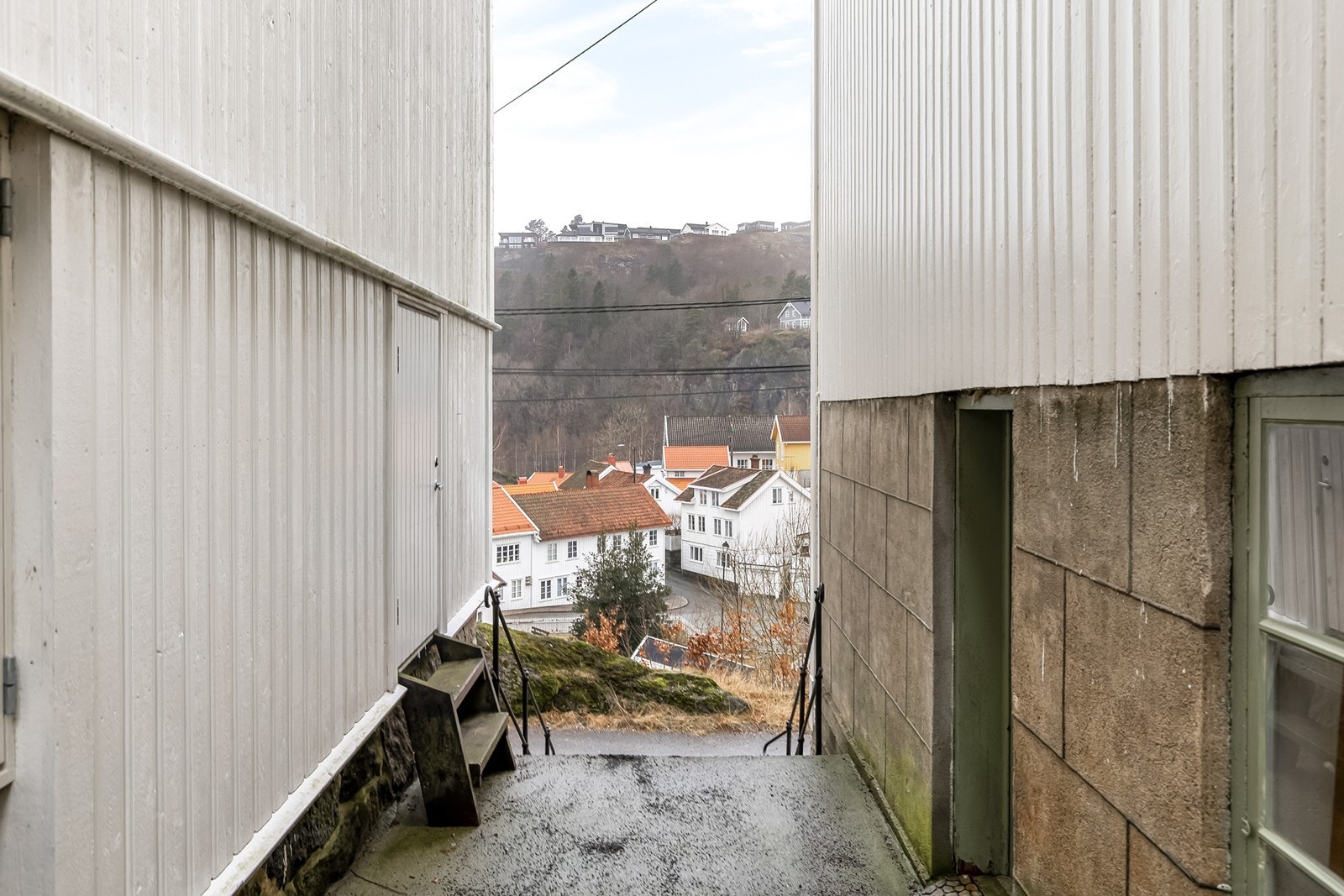 Boligen ligger i en koselig rekke med eneboliger et steinkast unna sentrum. Galleribilde