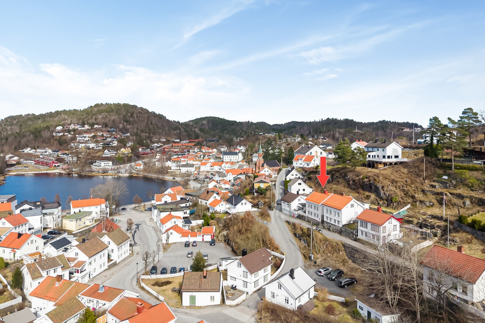 Boligen ligger midt i Tvedestrand og alle fasiliteter som medfølger. Galleribilde