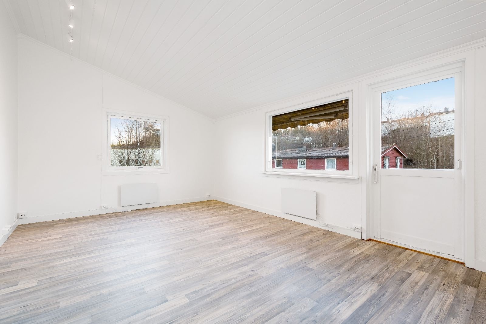 Lys og trivelig stue med utgang til balkong. Galleribilde