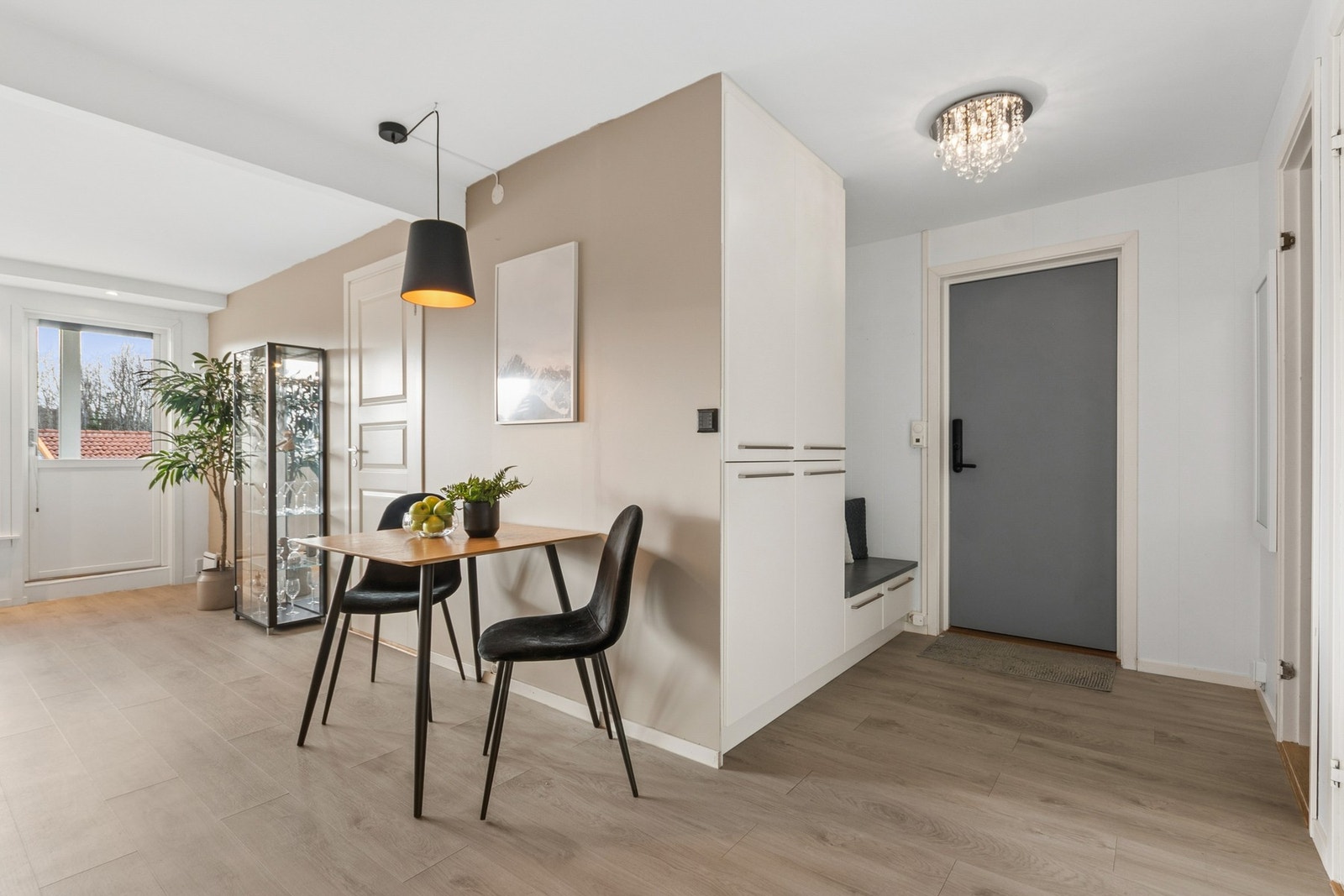 Entré med et praktisk oppbevaringssystem som gir god plass til oppbevaring av yttertøy, samt en praktisk sittebenk. Galleribilde