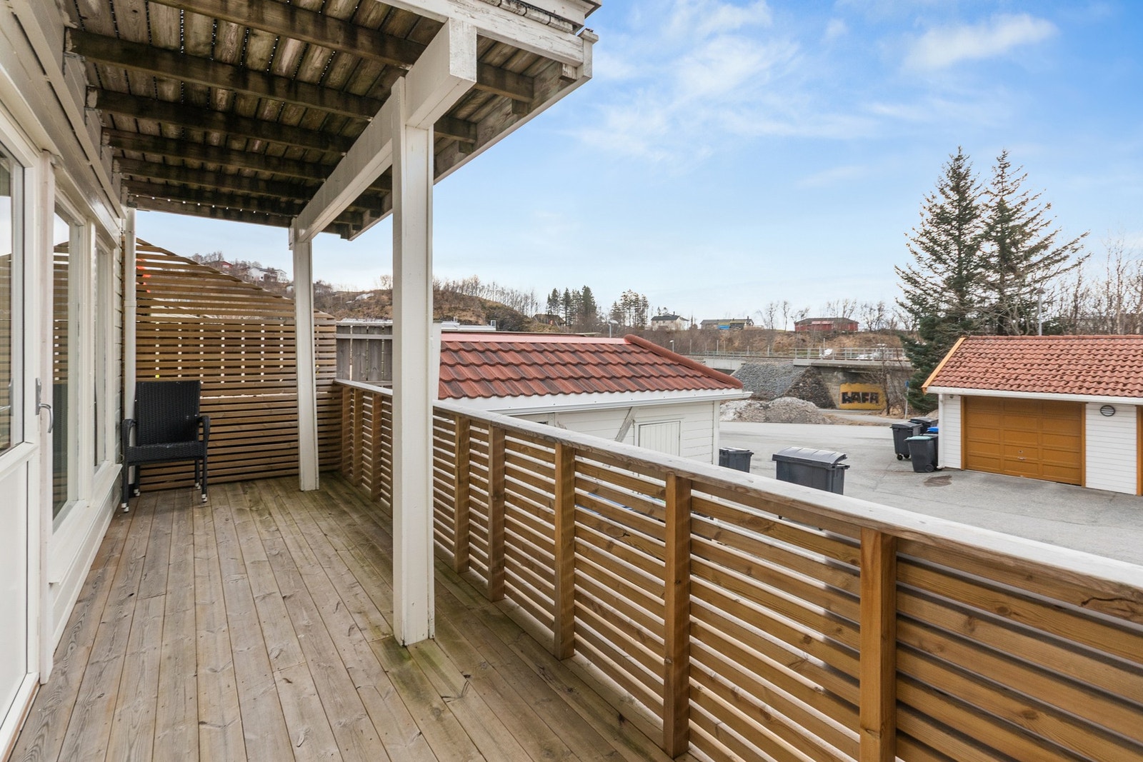 Utgang fra stue til en delvis overbygd terrasse med meget gode solforhold. Galleribilde