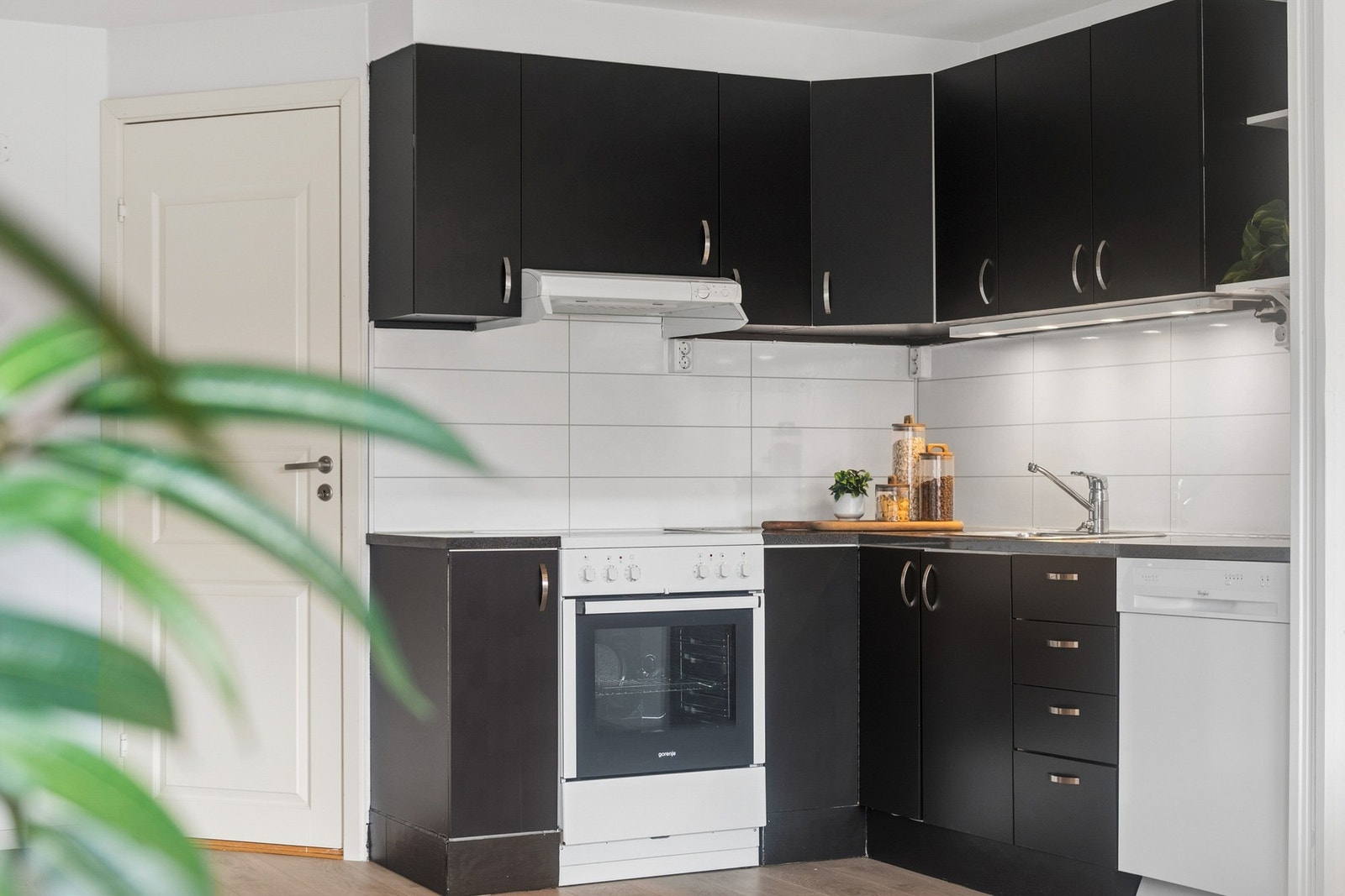 Det er etablert kjøkkenventilator med avtrekk ut over komfyrplass. Galleribilde
