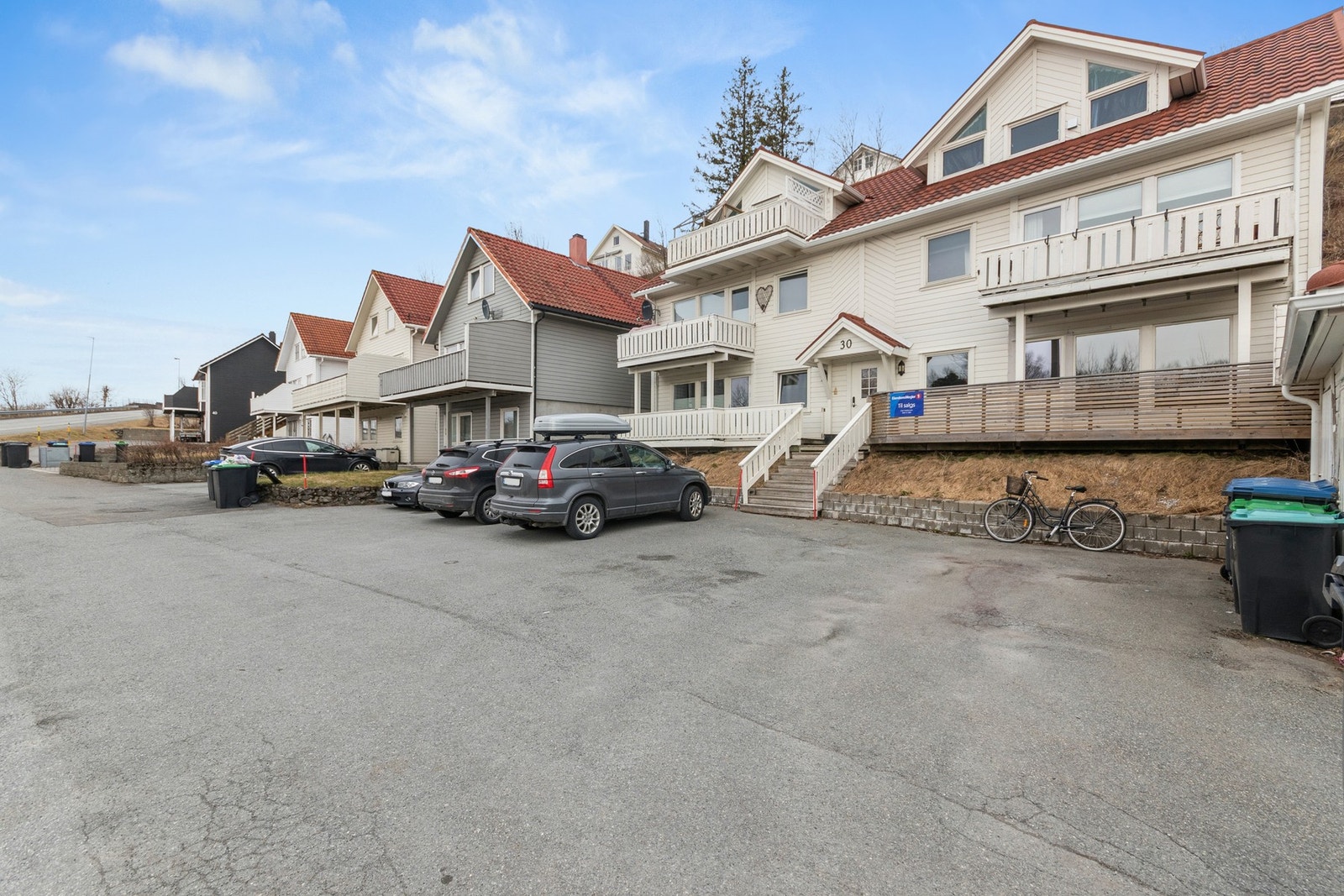 Parkering på fast plass med etablert el-bil lader. Galleribilde
