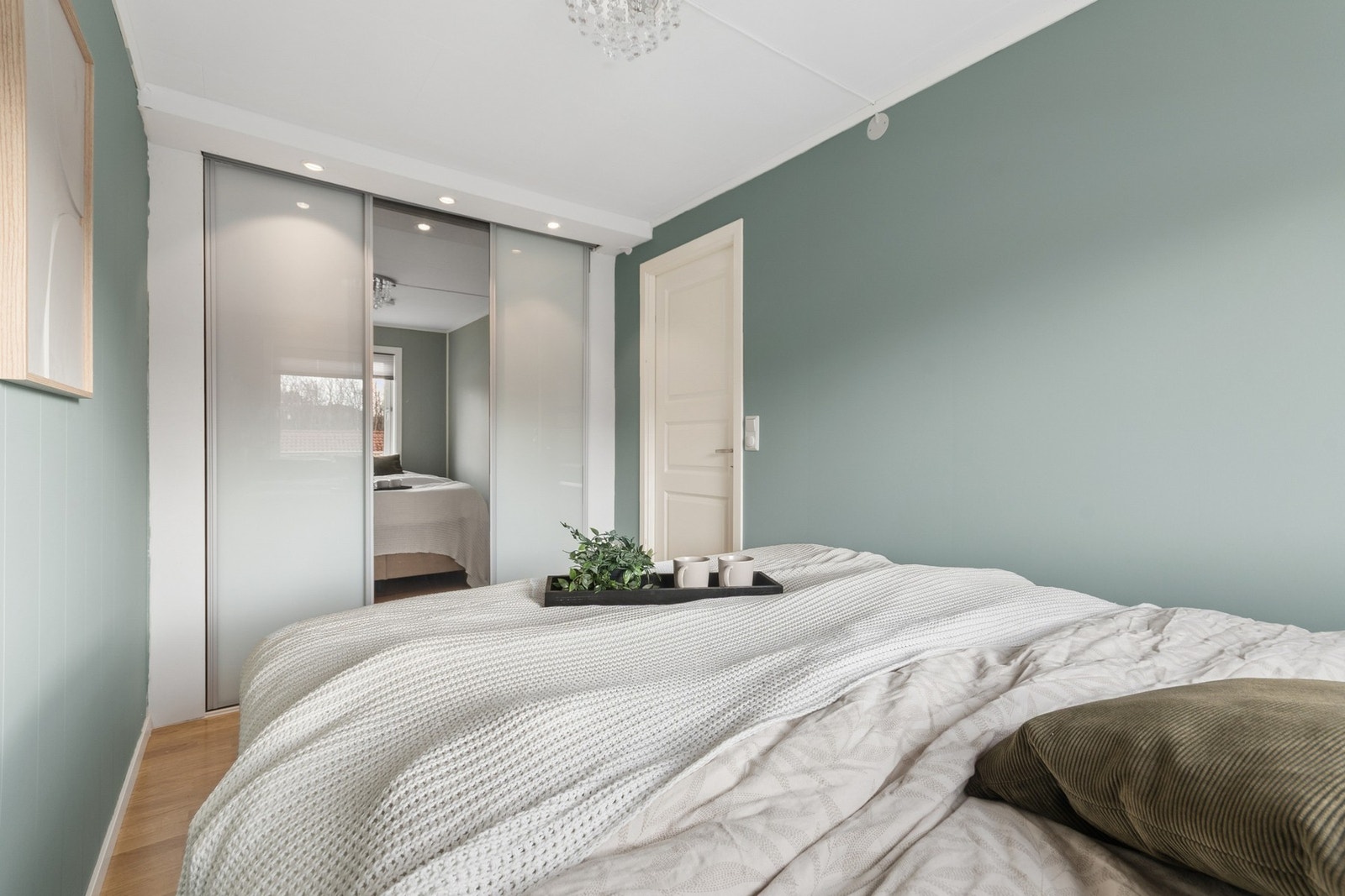 Romslig soverom med en integrert skyvedørsgarderobe, som sikrere god plass til klesoppbevaring. Galleribilde
