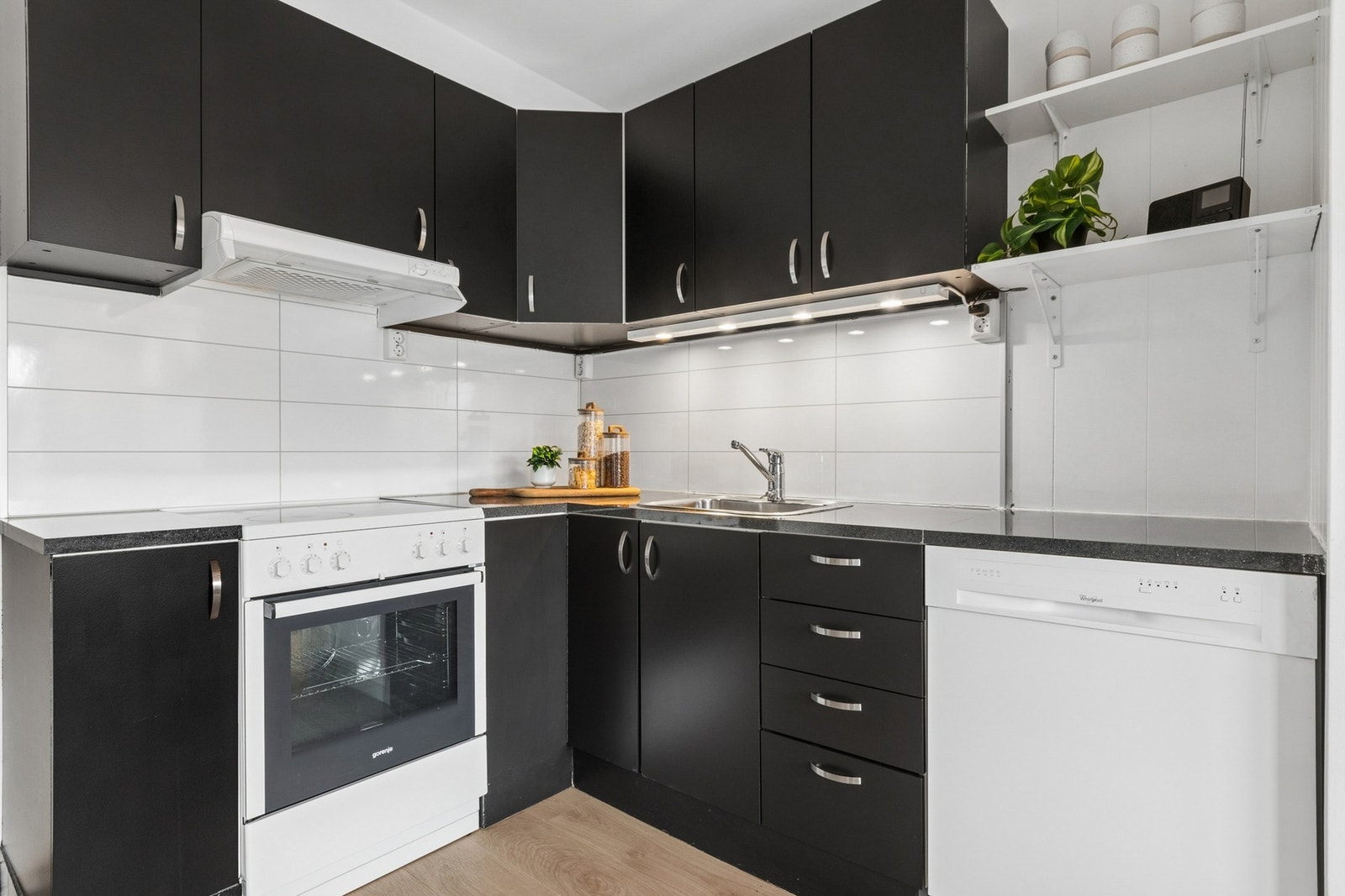 Kjøkkenet har innredning med glatte fronter og kitchenboard over benkeplate. Galleribilde