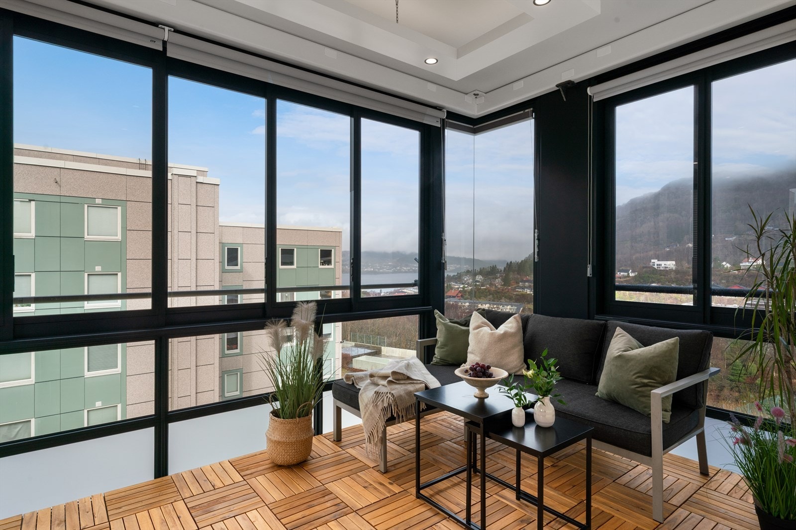 - Den innglassede balkongen blir som en forlengelse av stuen, og kan brukes uansett årstid - Galleribilde