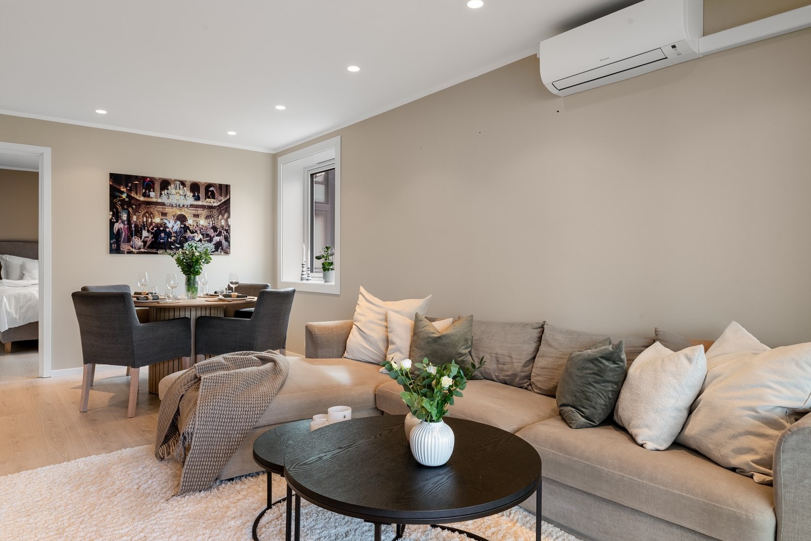 - Her har man god plass til å innrede stuen i ulike soner - Galleribilde