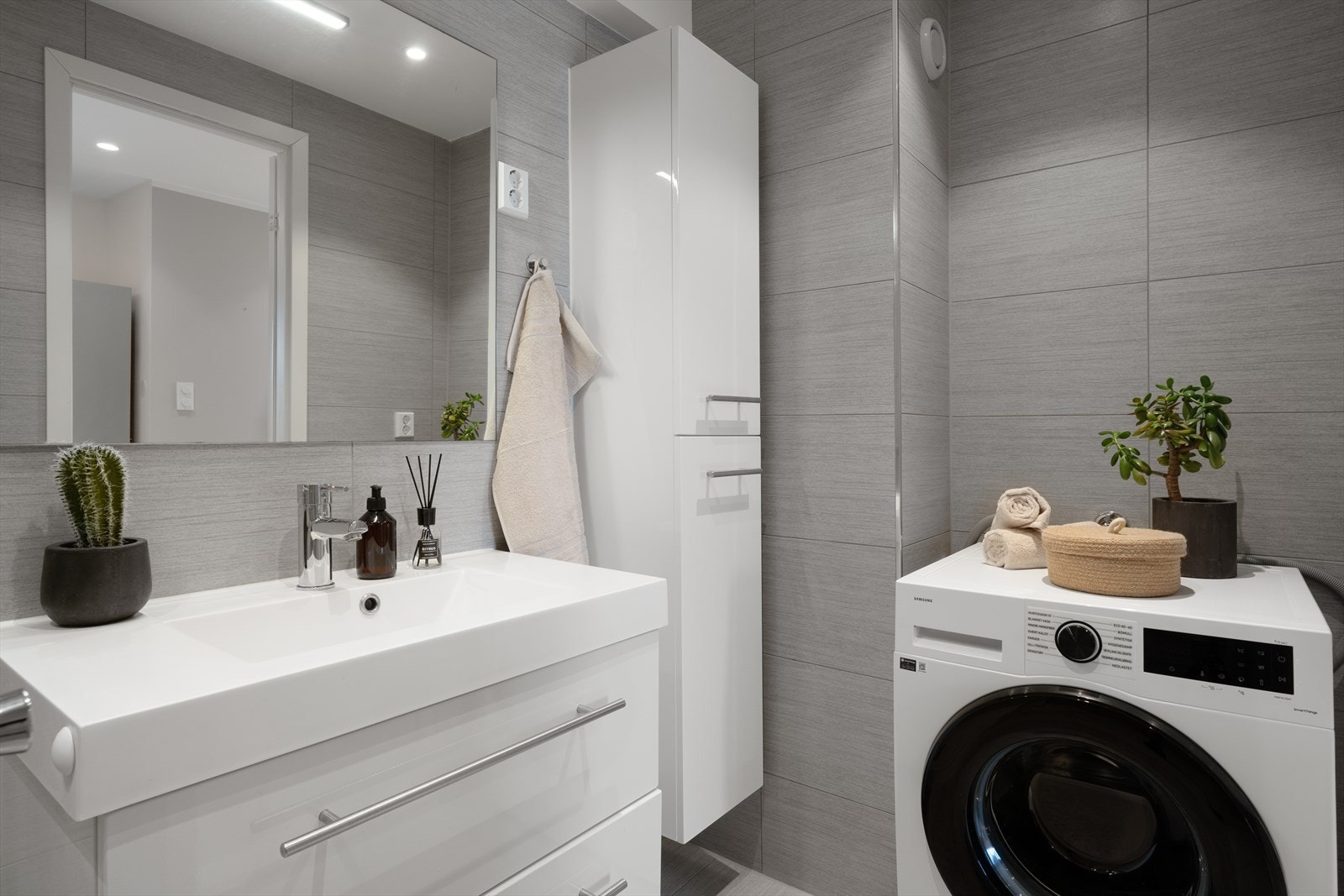 - Også her er det godt med lagringsplass i servantskap og tilhørende høyskap - Galleribilde