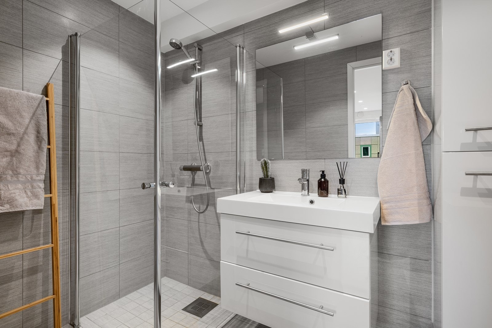 - Helfliset baderom med tidløst farge- og materialvalg - Galleribilde