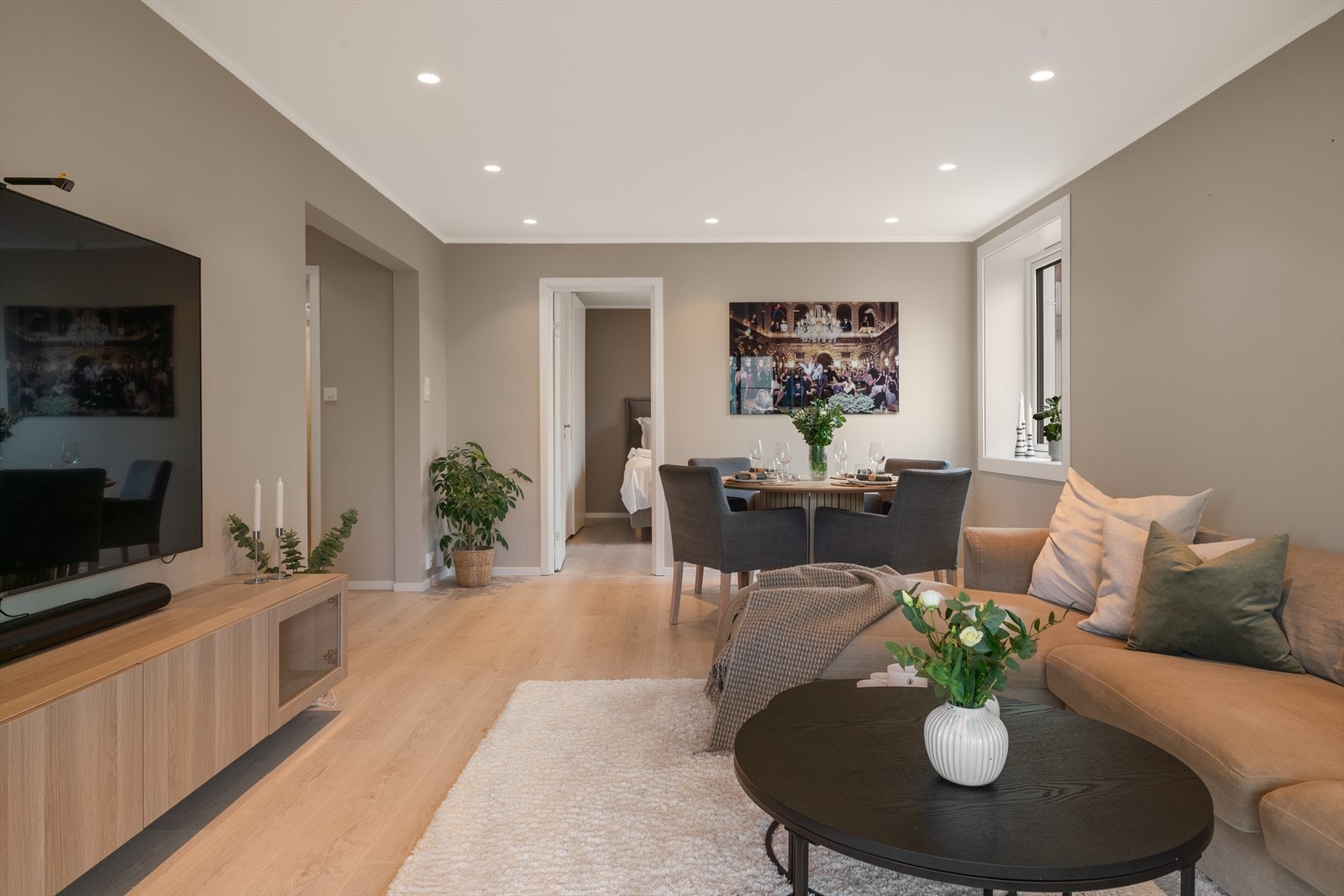 - Stuen strekker seg utover et areal på 20,8 m² - Galleribilde