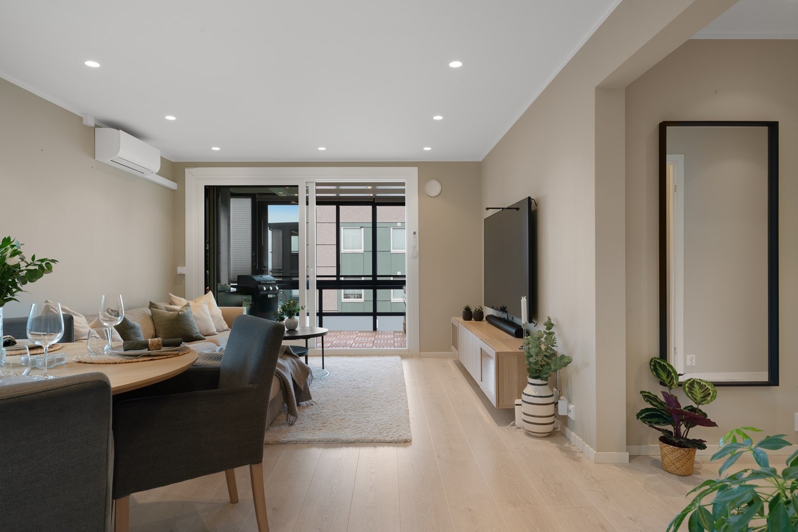 - Leiligheten er malt i lyse, delikate fargetoner og har et nydelig 1-stavs laminatgulv som sørger for et fint helhetsinntrykk - Galleribilde