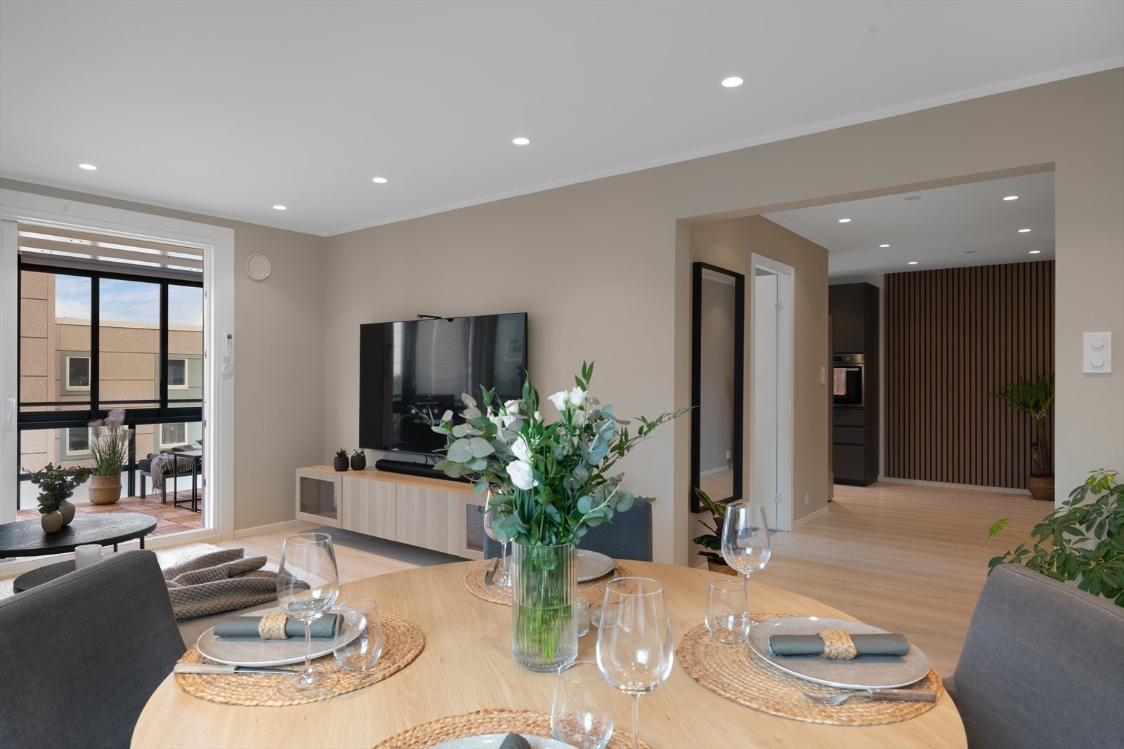 - De store vindusflatene og downlights i himling sørger for godt med lys i leiligheten - Galleribilde