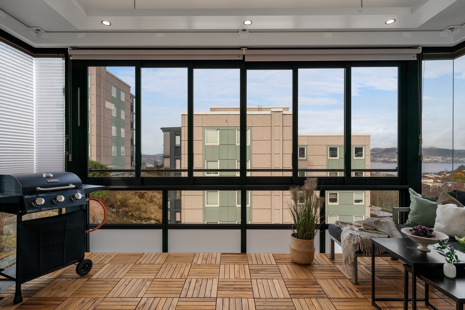 - Vi beveger oss ut på den herlige, innglassede balkongen som måler 12,3 m² - Galleribilde