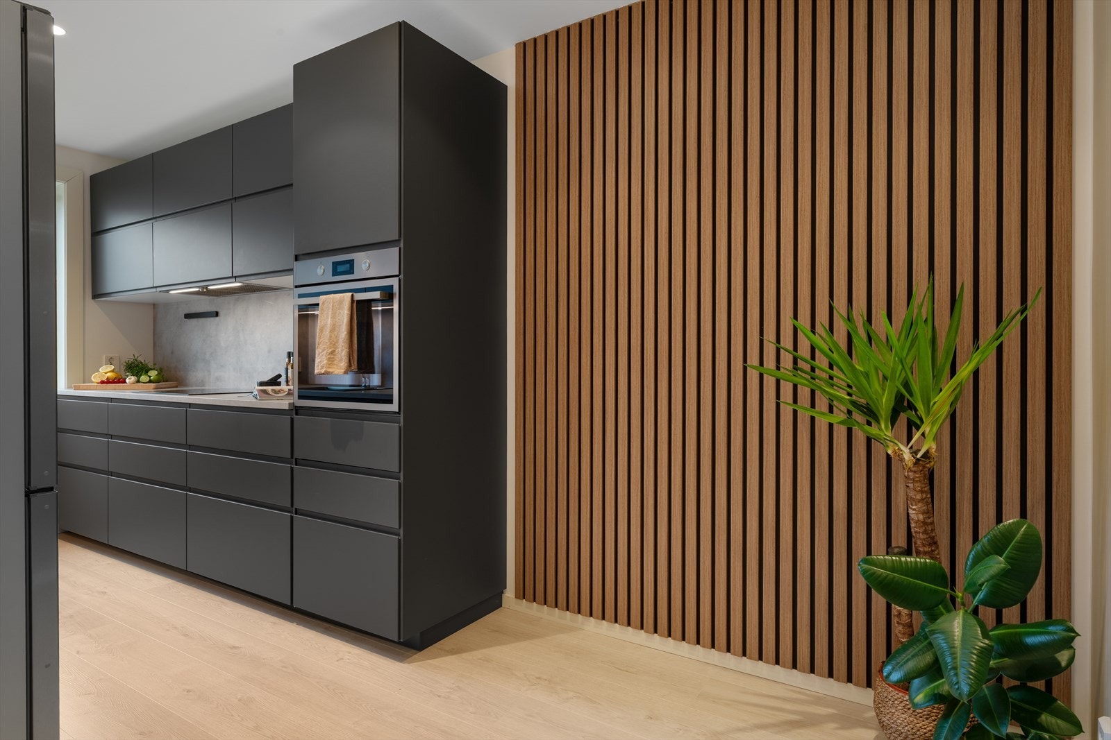 - Kjøkkeninnredning med slette fronter og benkeplate i laminat fra 2023 - Galleribilde