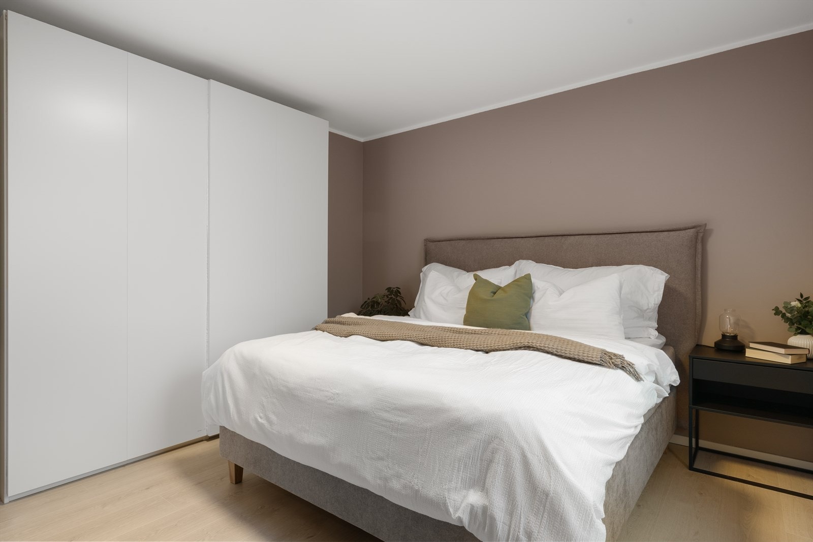 - Her har man god plass til seng i ønsket størrelse og tilhørende møblement - Galleribilde