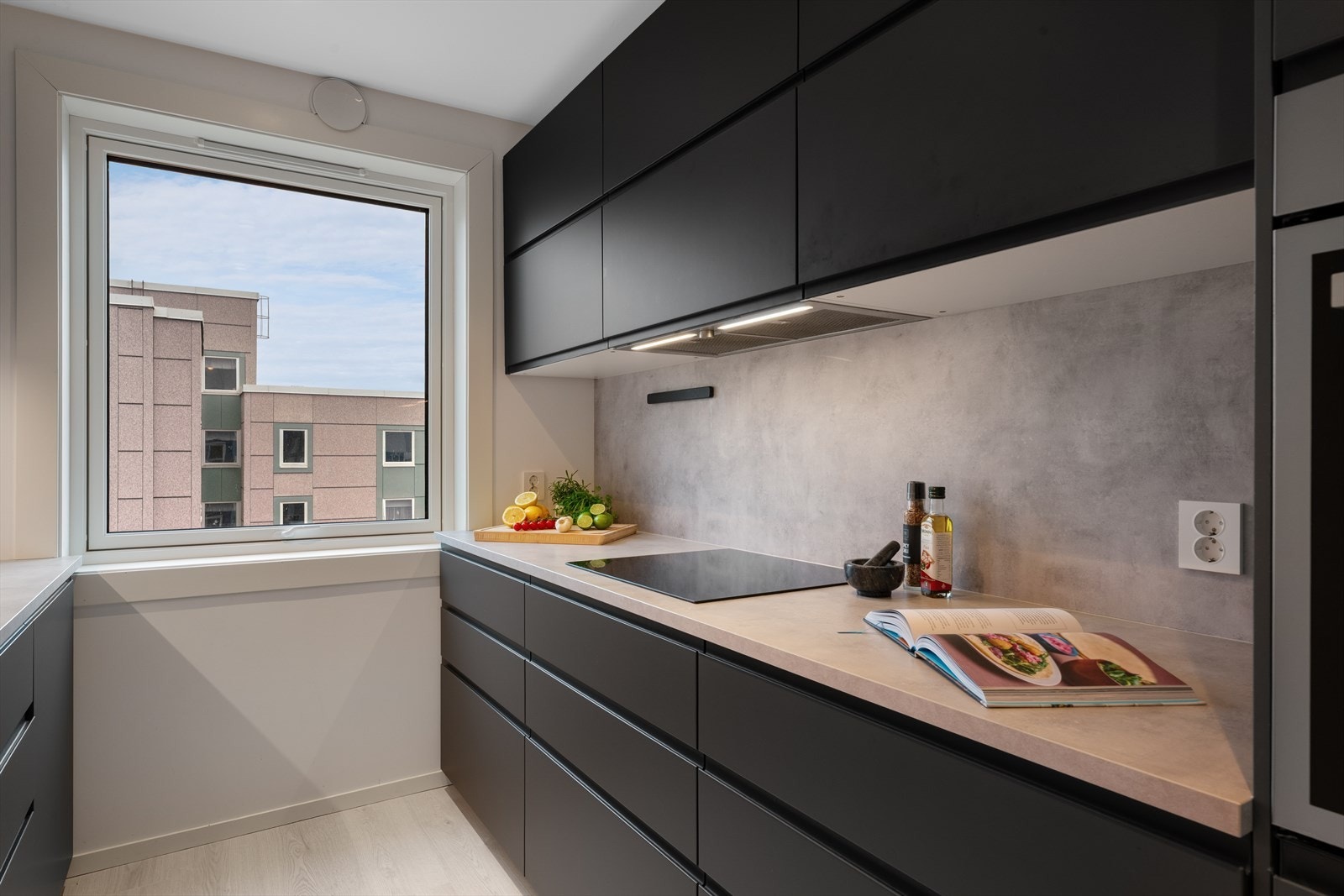 - Her får man rikelig med lagringsplass i skuffer og skap - Galleribilde