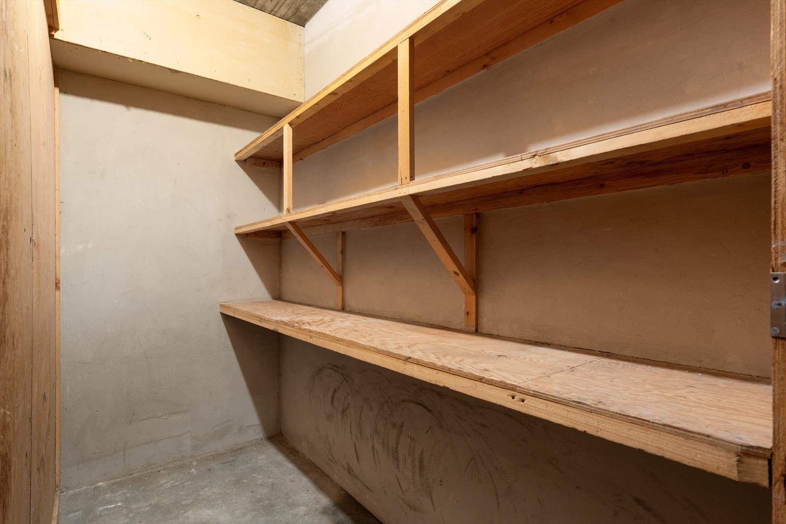 - Leiligheten disponerer to eksterne boder, en i kjeller og en på loft - Galleribilde