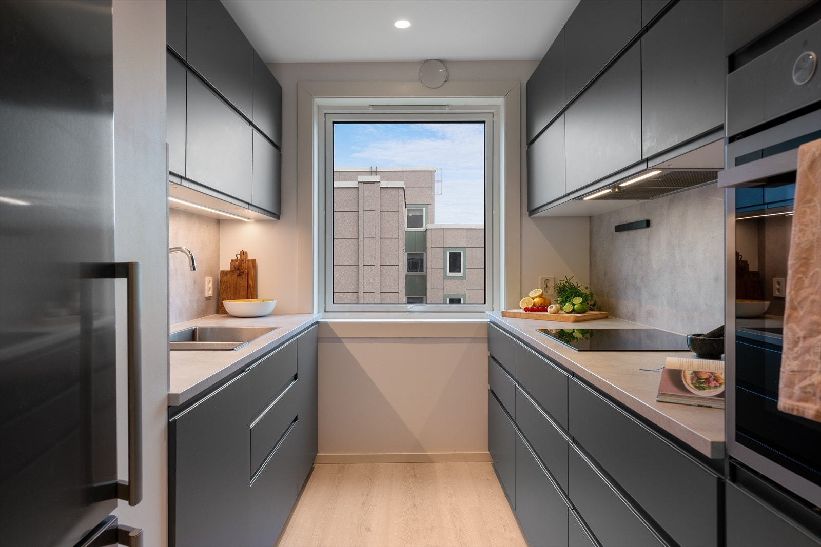 - Ny eier får gleden av integrert stekeovn, oppvaskmaskin og platetopp. Frittstående kjøleskap medfølger også handelen - Galleribilde